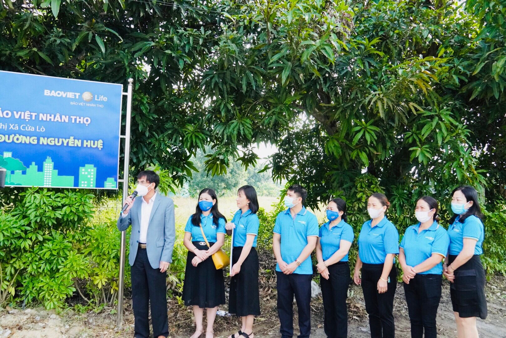 Ông Doãn Tiến Dũng - Chủ tịch UBND Thị xã Cửa Lò đánh giá cao ý nghĩa món quà và sự quan tâm Bảo Việt Nhân thọ Nghệ An dành cho địa phương. Ảnh: P.V