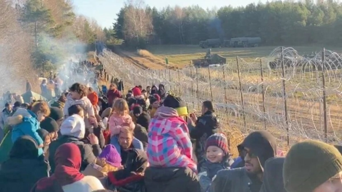 Vài nghìn người từ phía Belarus đến biên giới Ba Lan và không rời khỏi khu vực biên giới. Ảnh: Reuters