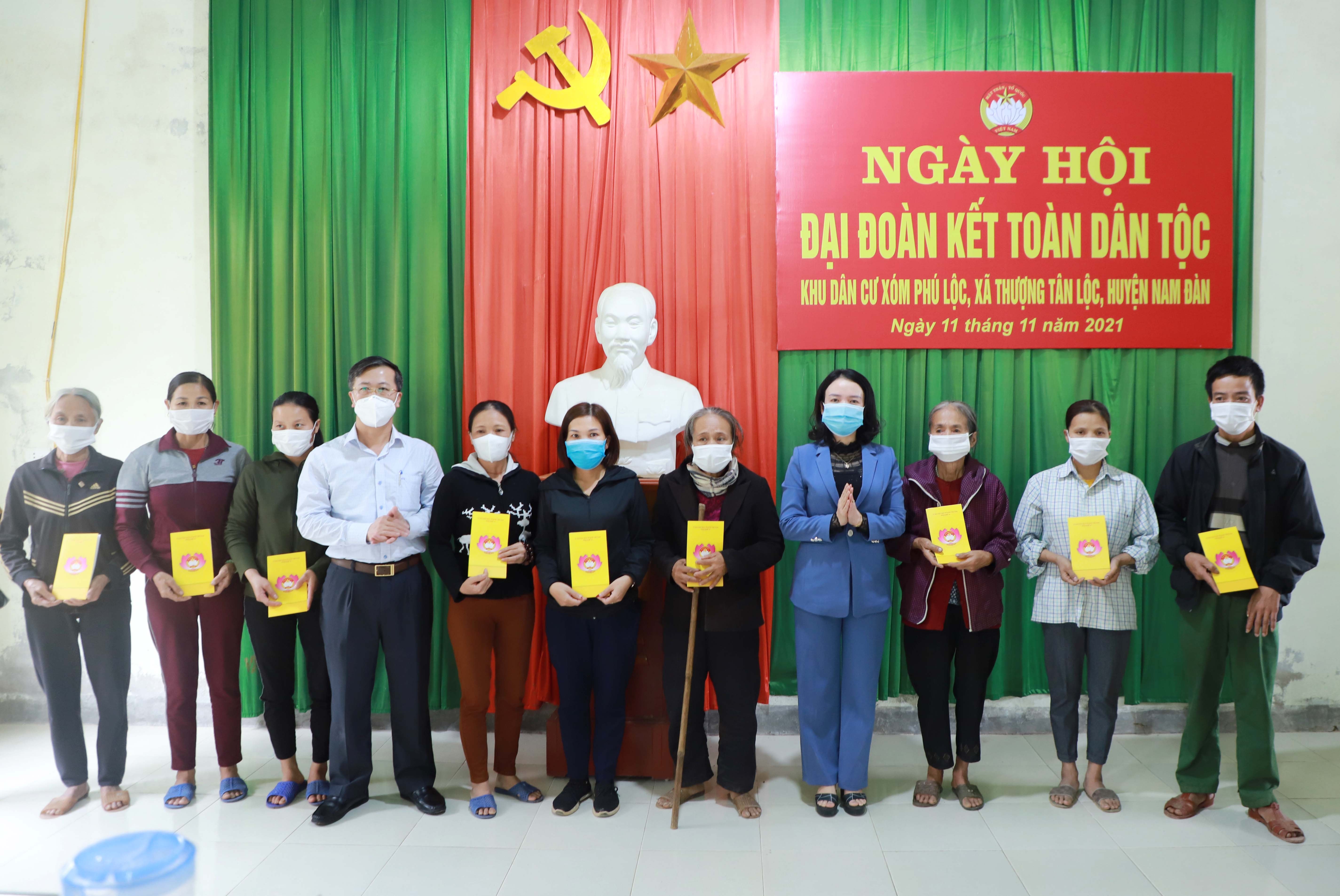 Tặng quà cho 10 hộ gia đình nghèo và cận nghèo trên địa bàn xóm Phú Lộc. Ảnh: Phạm Bằng