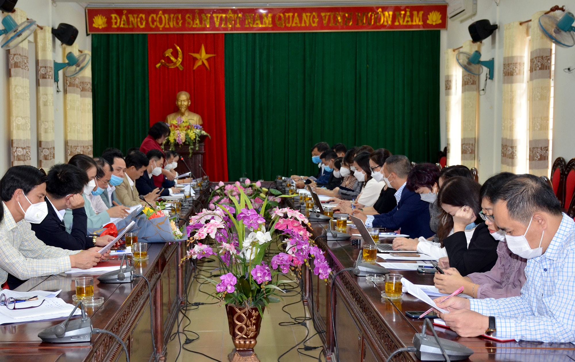Thường trực Thị ủy Cửa Lò tổ chức buổi làm việc cùng Báo Nghệ An, Đài PT-TH Nghệ An và Hội Nhà báo Nghệ An. Ảnh Thành Chung