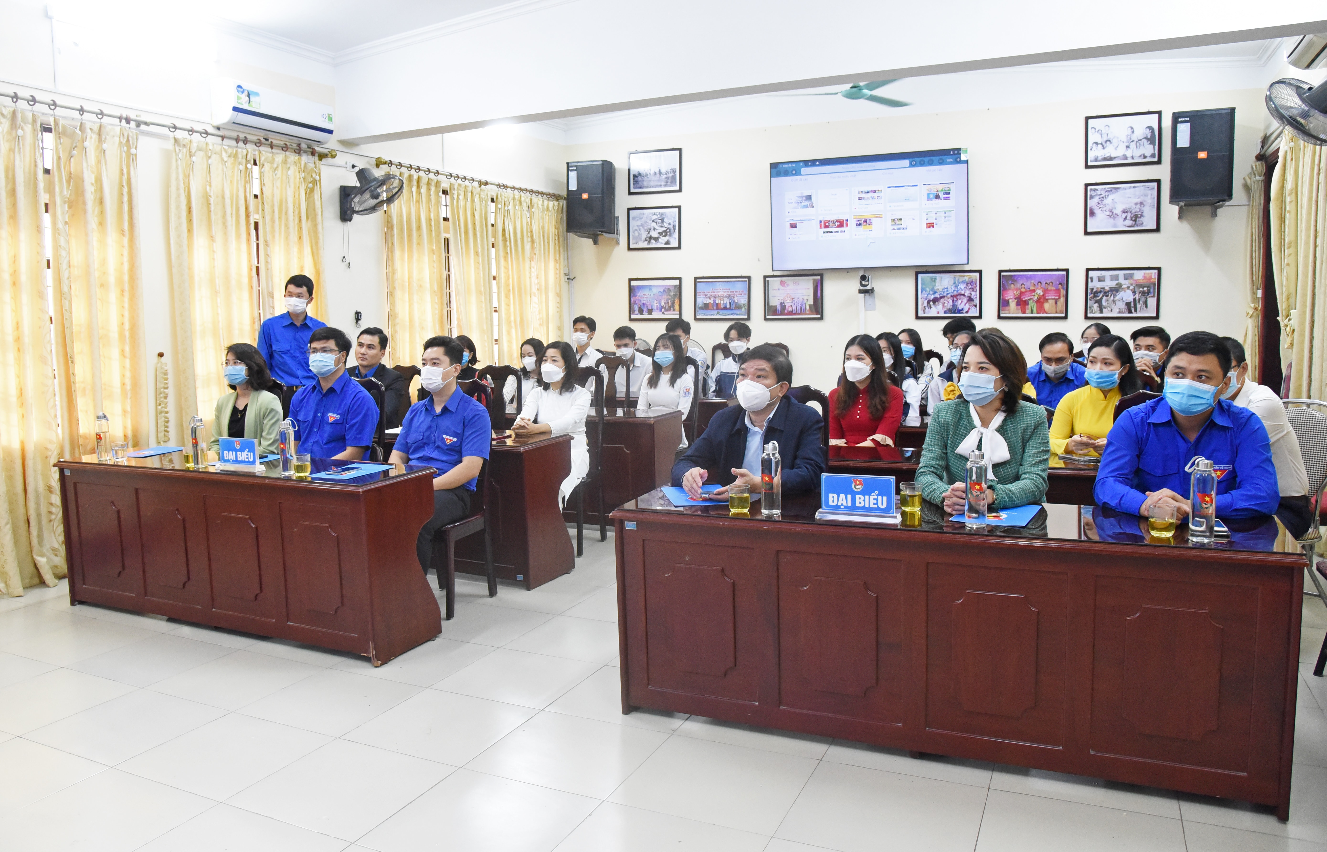 Tham dự buổi lễ có các đồng chí: Hoàng Đình Tuấn - Phó Ban Dân vận Tỉnh ủy, Lê Văn Lương - Bí thư Tỉnh đoàn, các đồng chí trong Thường trực, Ban Thường vụ Tỉnh đoàn. Ảnh: TG