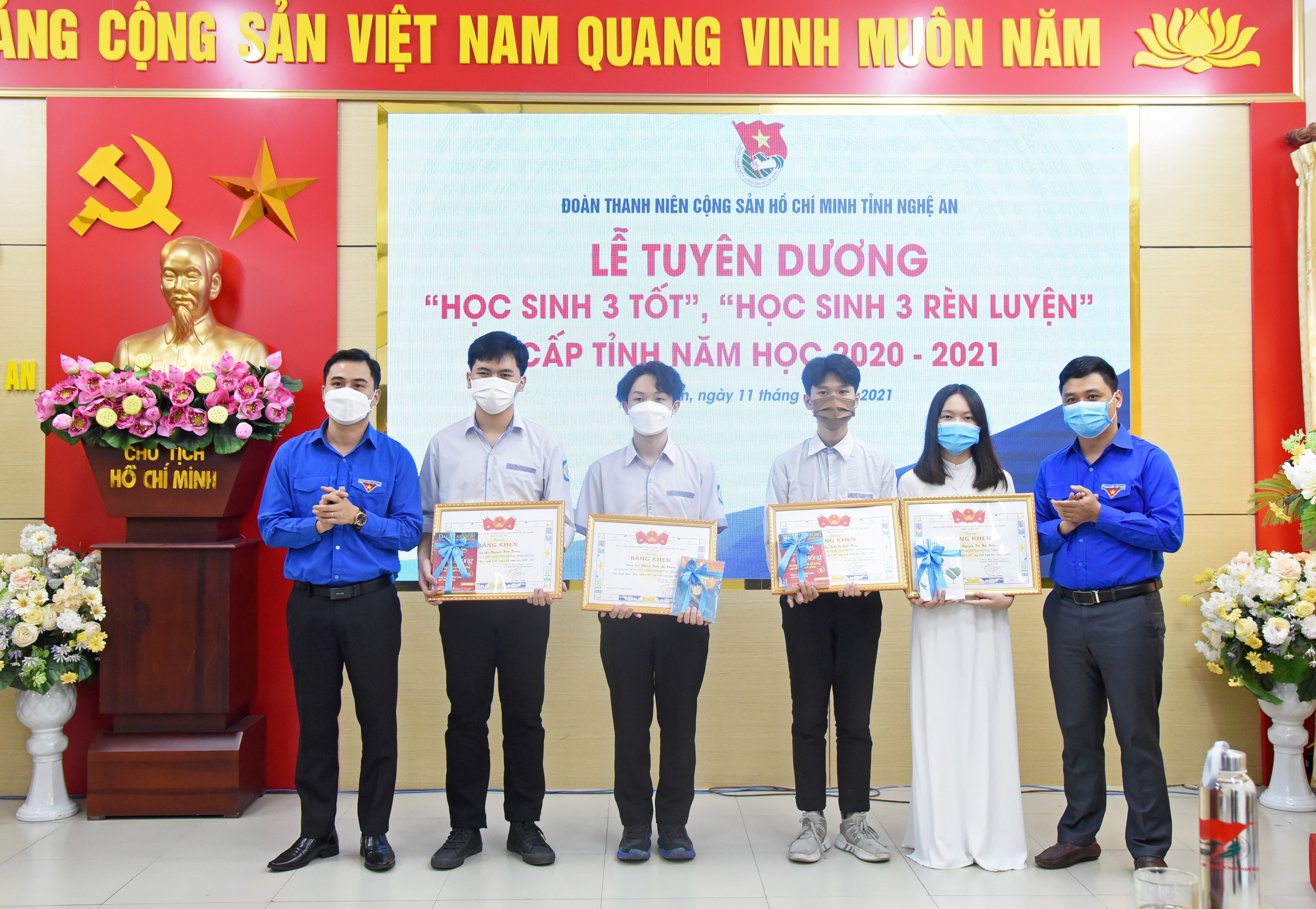Học sinh trường THPT chuyên Phan Bội Châu nhận danh hiệu Học sinh 3 tốt tại lễ tuyên dương. Ảnh: TG