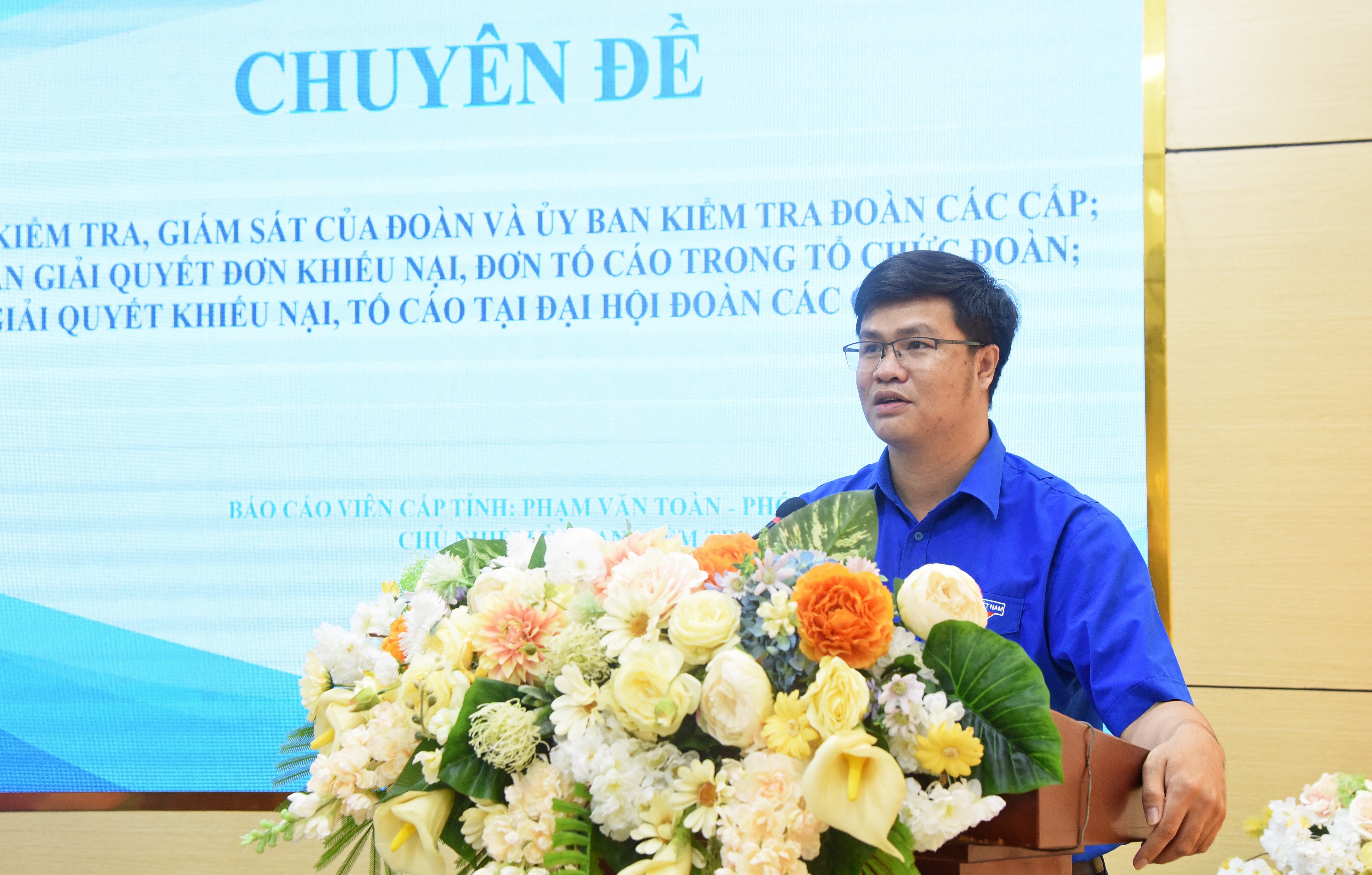 Đồng chí Phạm Văn Toàn - Phó Bí thư Thường trực Tỉnh đoàn, Chủ nhiệm UBKT Tỉnh đoàn trực tiếp truyền đạt chuyên đề về công tác kiểm tra, giám sát và UBKT của Đoàn các cấp, hướng dẫn giải quyết đơn khiếu nại, tố cáo, kiến nghị, phản ánh trong tổ chức Đoàn... Ảnh: TG