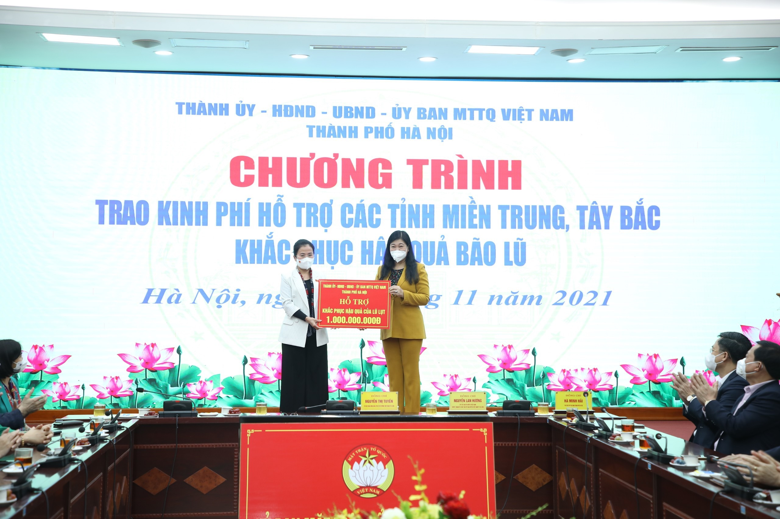 Đồng chí Võ Thị Minh Sinh nhận 1 tỷ đồng hỗ trợ khắc phục hậu quả bão lũ. Ảnh Phan Hậu