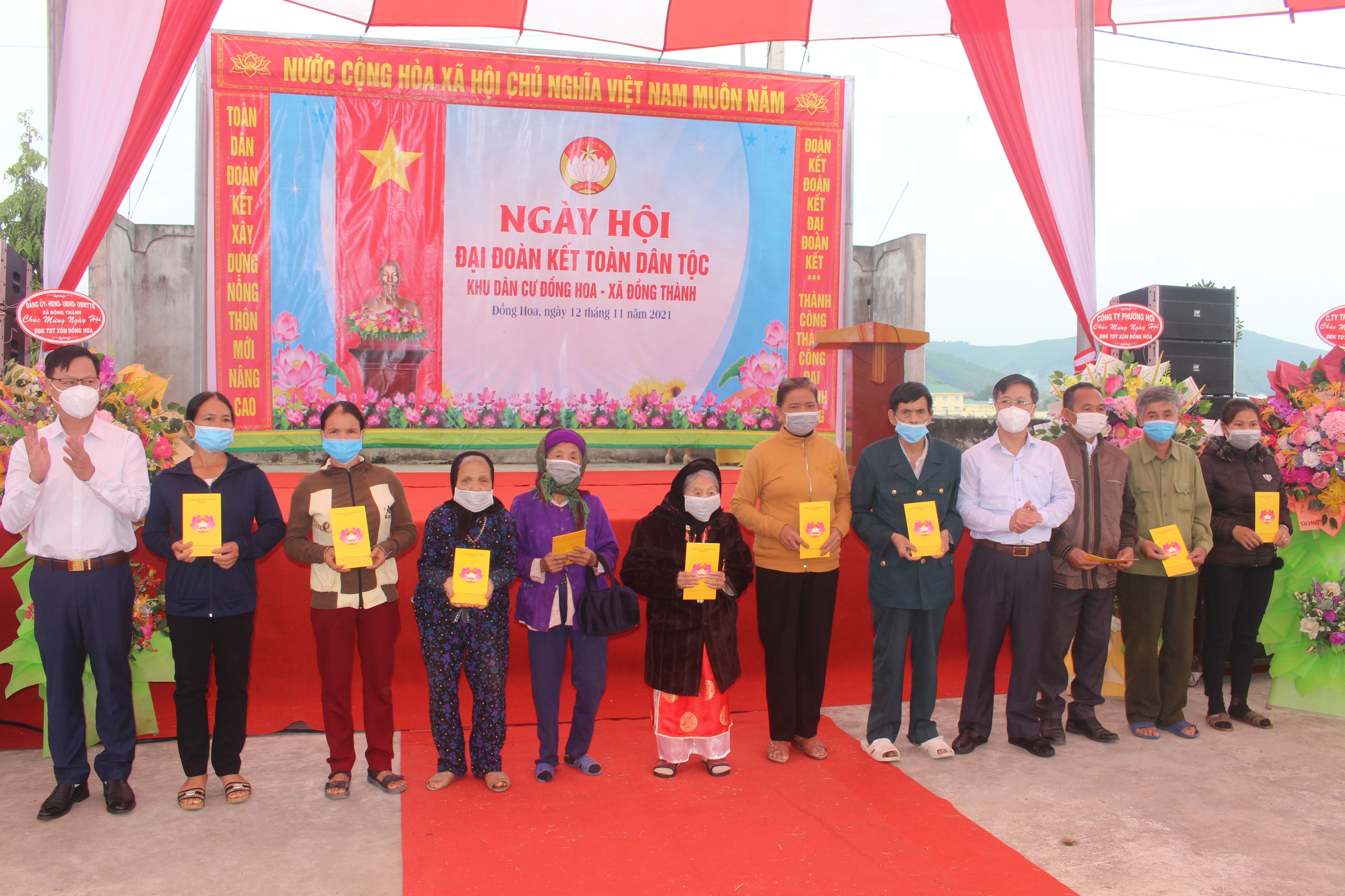 lãnh đạo tỉnh trao quà cho các hộ khó khăn trong xã