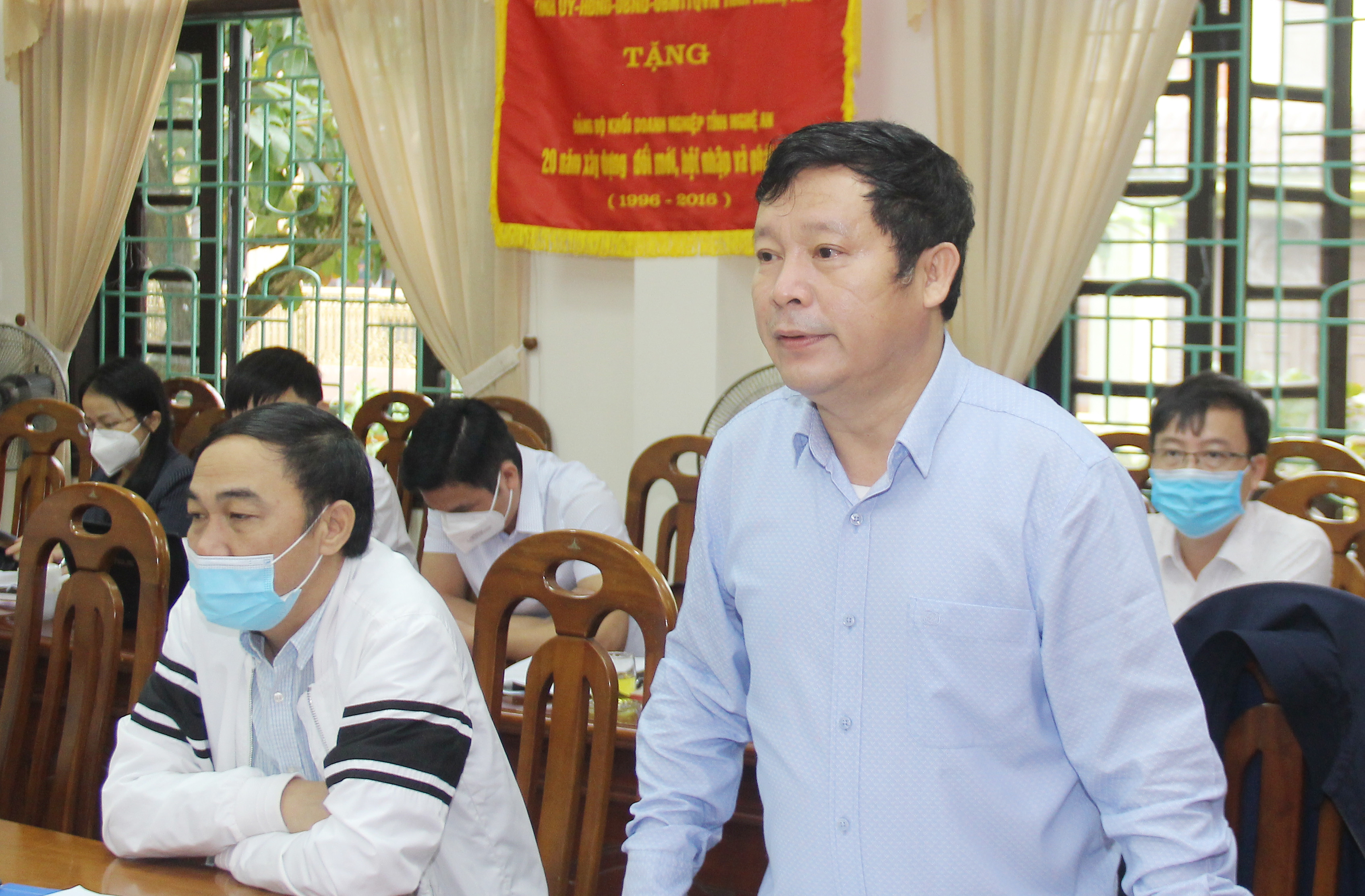 Đồng chí Lê Quốc Khánh - Phó trưởng ban Thường trực Ban Tổ chức Tỉnh ủy tham gia ý kiến tại hội nghị. Ảnh: Mai Hoa