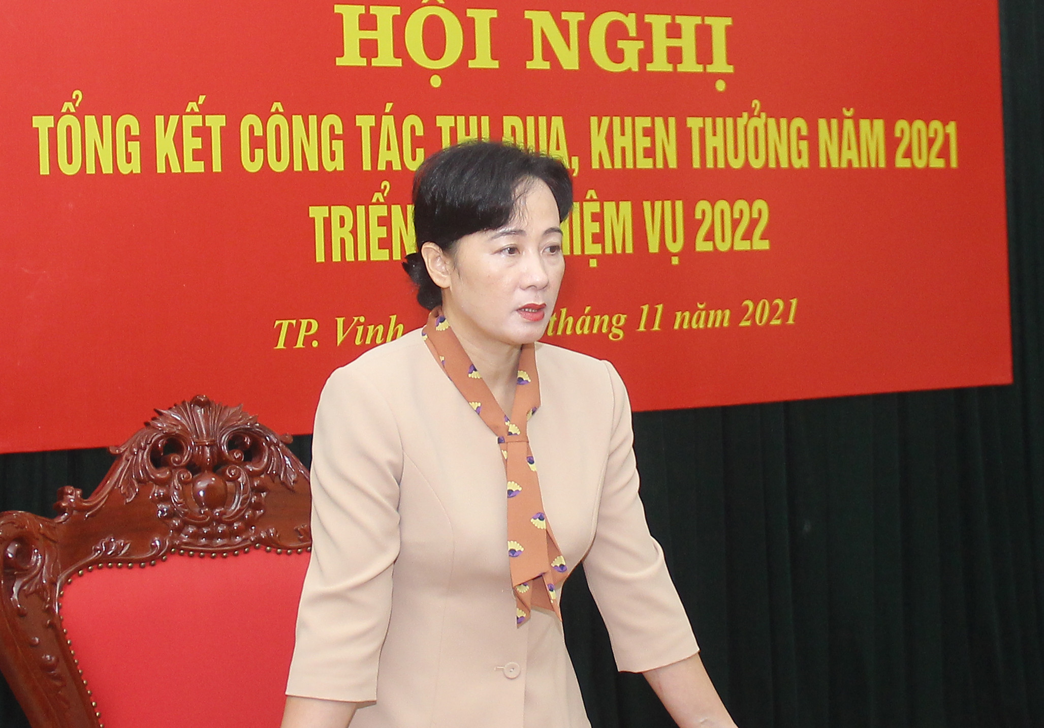 Thay mặt khối thị đua các cơ quan Đảng, đồng chí Phan Thị Hoan thông qua các nhiệm vụ thi đua trọng tâm năm 2022 của khối. Ảnh: Mai Hoa