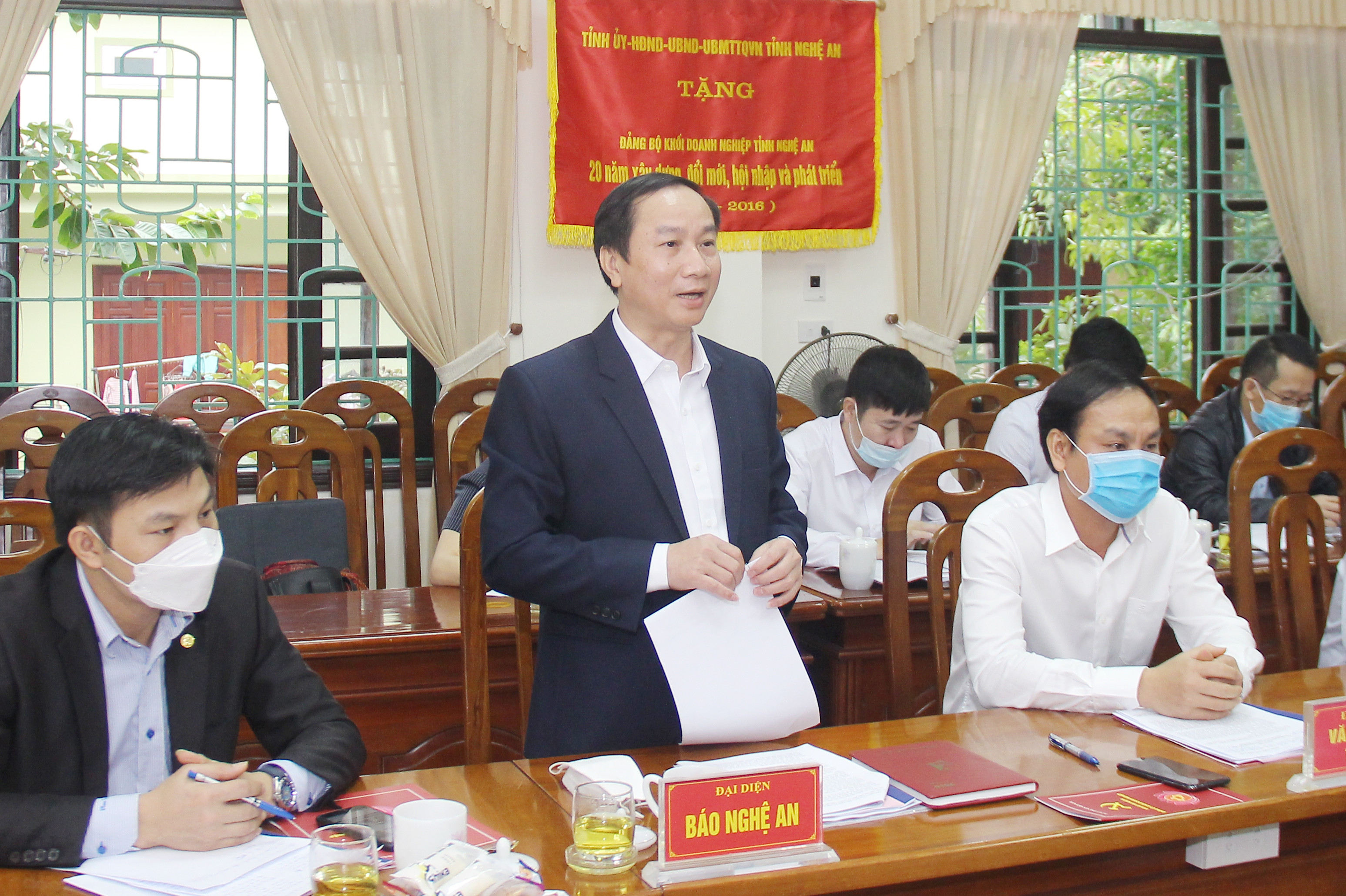 Đồng chí Trần Văn Hùng - Phó Tổng Biên tập Báo Nghệ An tham gia ý kiến tại hội nghị. Ảnh: Mai Hoa