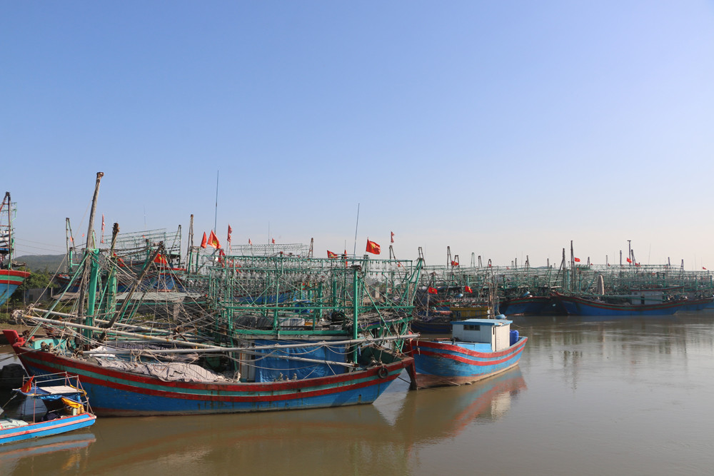 Vị trí dự kiến đầu tư 100 tỷ đồng để xây dựng bến cá và xây kè kết hợp khu neo đậu cho tàu về neo đậu trong cảng Lạch Quèn tại gần cầu Quỳnh Nghĩa, xã Quỳnh Nghĩa.  