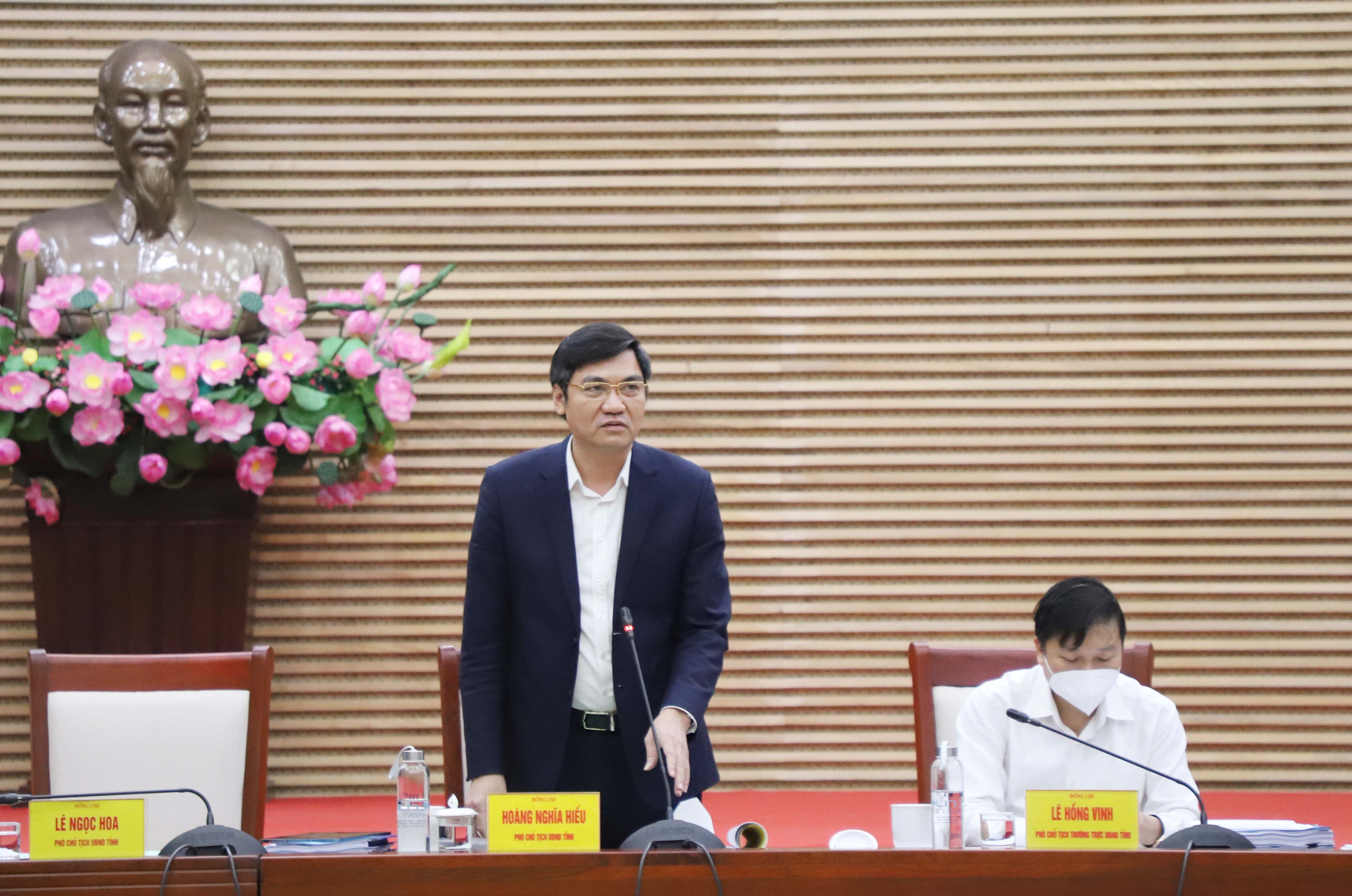Đồng chí Hoàng Nghĩa Hiếu - Phó Chủ tịch UBND tỉnh đóng góp ý kiến vào dự thảo Nghị quyết. Ảnh: Phạm Bằng