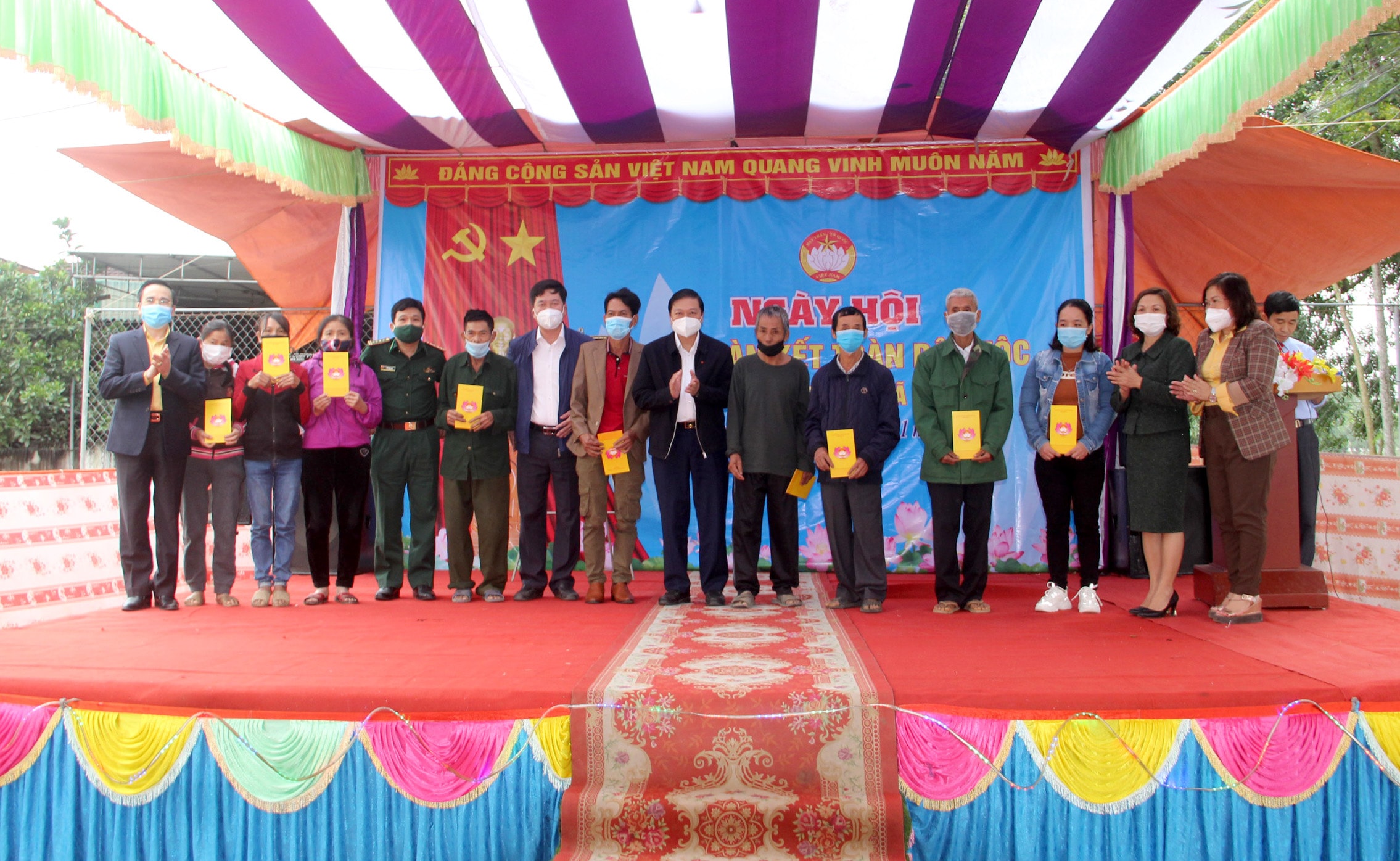 bna_các đại biểu trao quà cho những hộ nghèo trên địa bàn xã Lĩnh Sơn