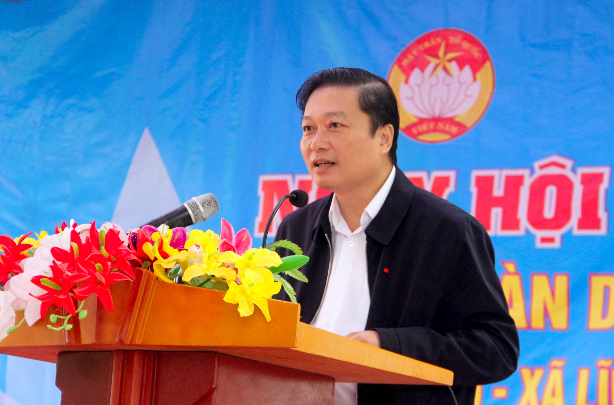 Đồng chí Lê Hồng Vinh - Ủy viên BTV Tỉnh ủy, Phó Chủ tịch Thường trực UBND tỉnh ghi nhận nỗ lực của bà con xã Lĩnh Sơn trong việc ổn định phát triển kinh tế- xã hội. Ảnh: Quang An