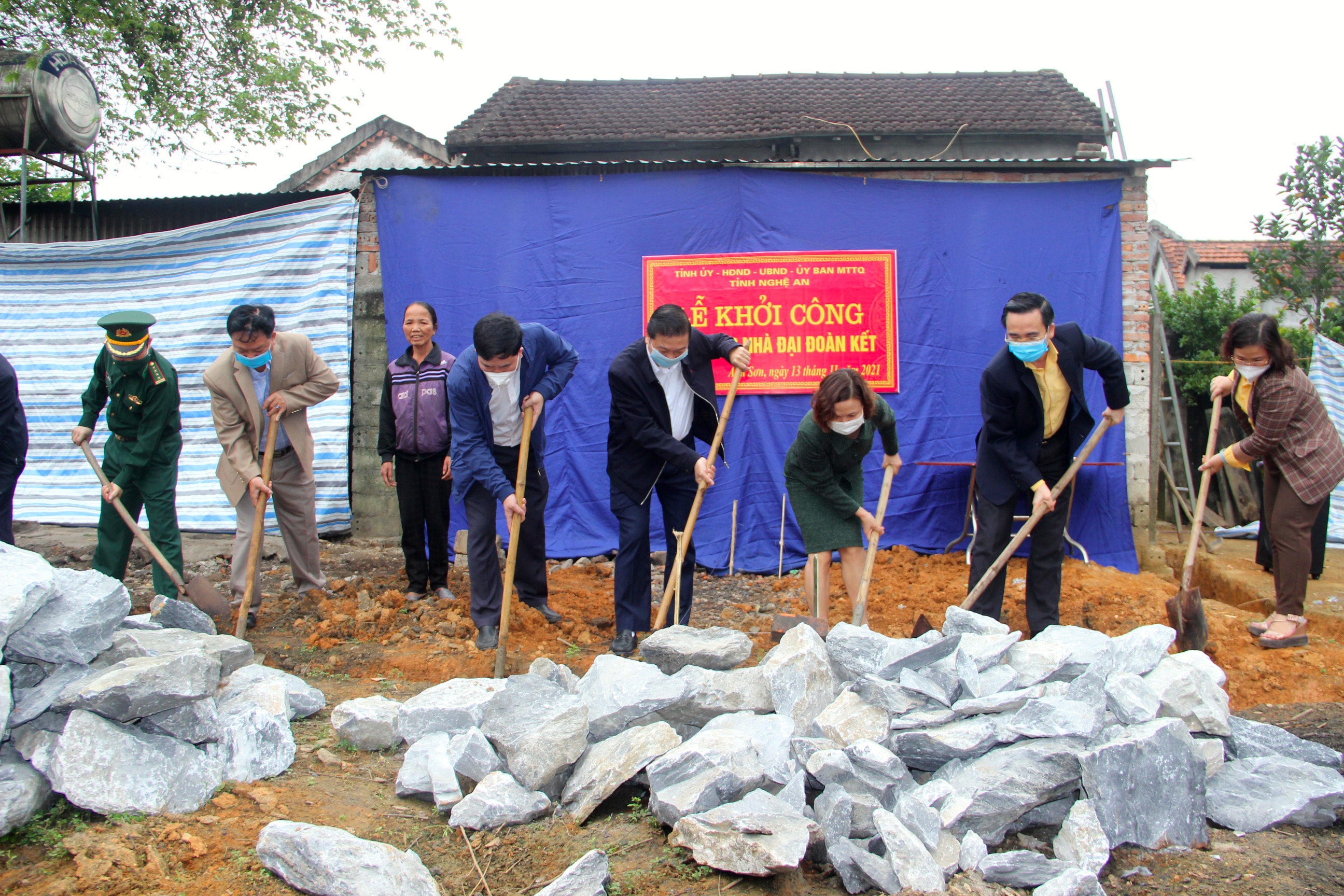 Đoàn đại biểu động thổ nhà đại đoàn kết tại xóm 5, xã Lĩnh Sơn. Ảnh: Quang An