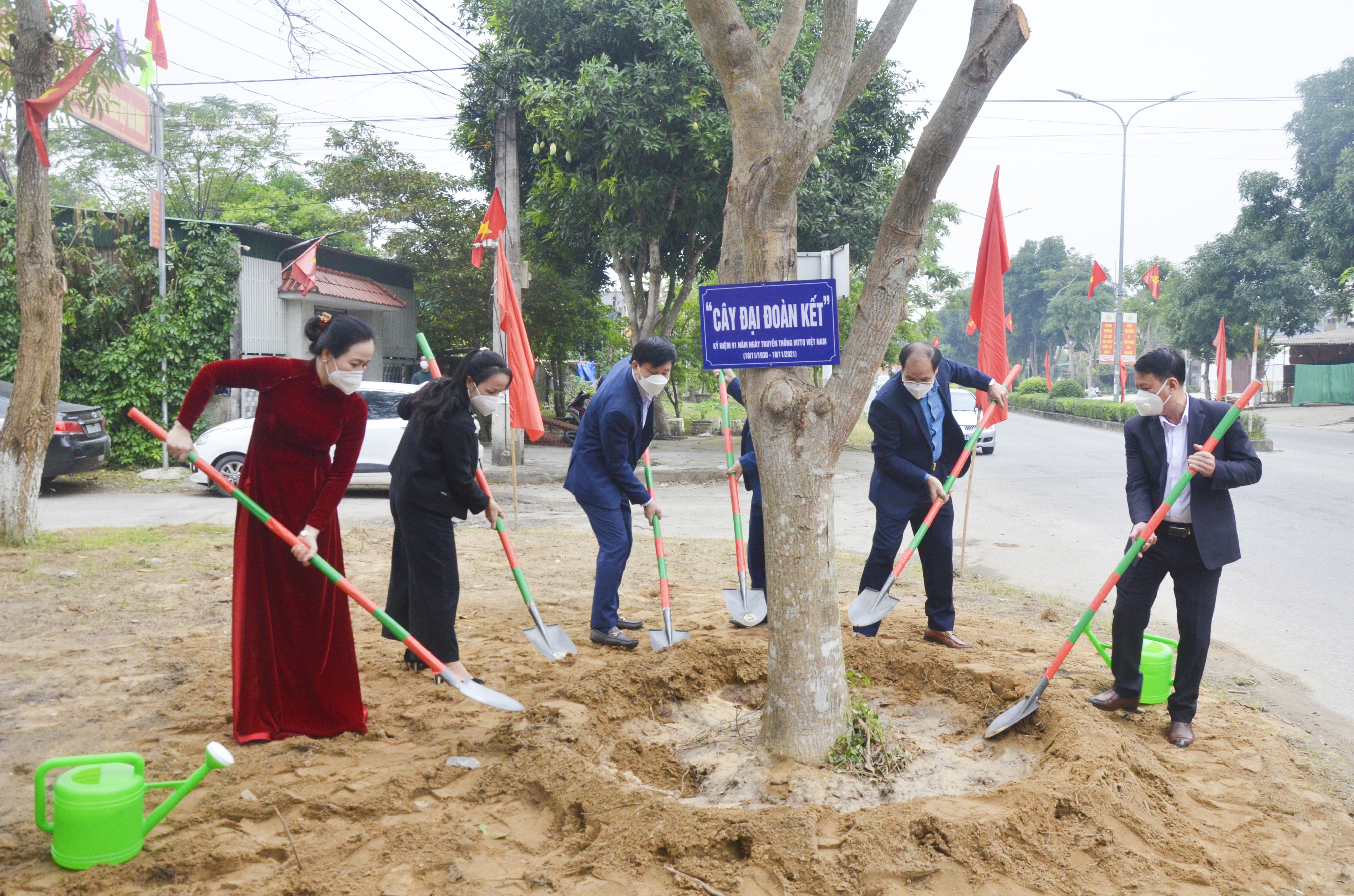 Các đại biểu trồng cây đại đoàn kết tại nhà văn khối Trần Phú. Ảnh: Thanh Lê