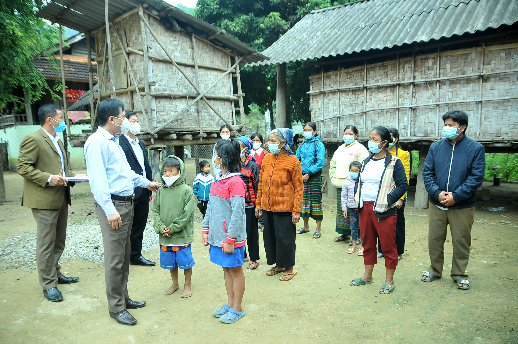 Lãnh đạo Ban dân tộc Nghệ An và UBND huyện Tương Dương hỏi thăm tình hình sức khỏe của người dân sau khi khỏi bệnh Covid-19. Ảnh: Tiến Đông 