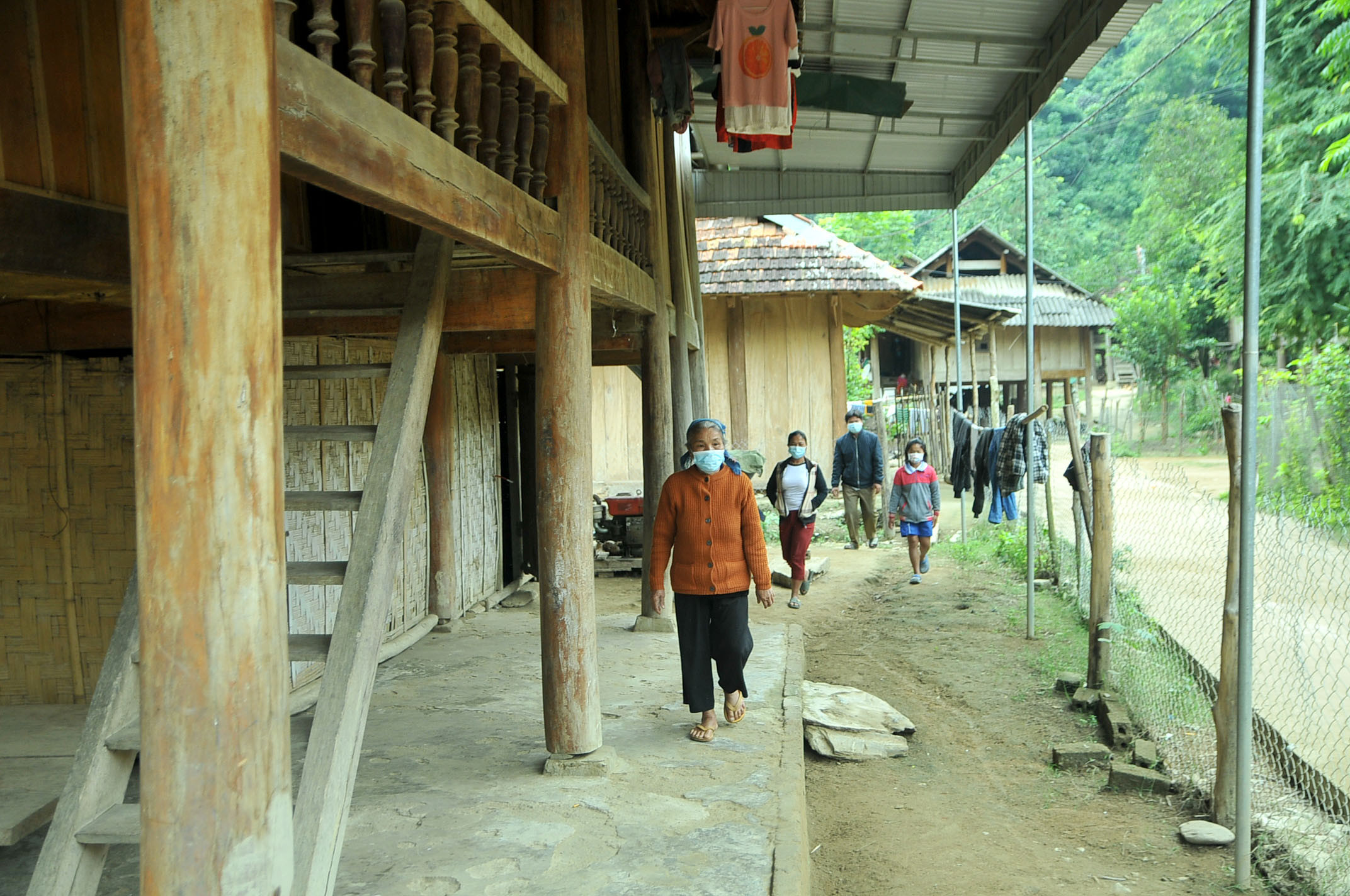 Chằm Puông (Tương Dương) là địa phương đầu tiên phát hiện ca bệnh Covid-19 ở các huyện miền núi phía Tây Nghệ An. Đến nay các ca nhiễm bệnh đều đã được ra viện để về nhà, cuộc sống cũng đã quay trở lại bình thường. Ảnh: Tiến Đông 