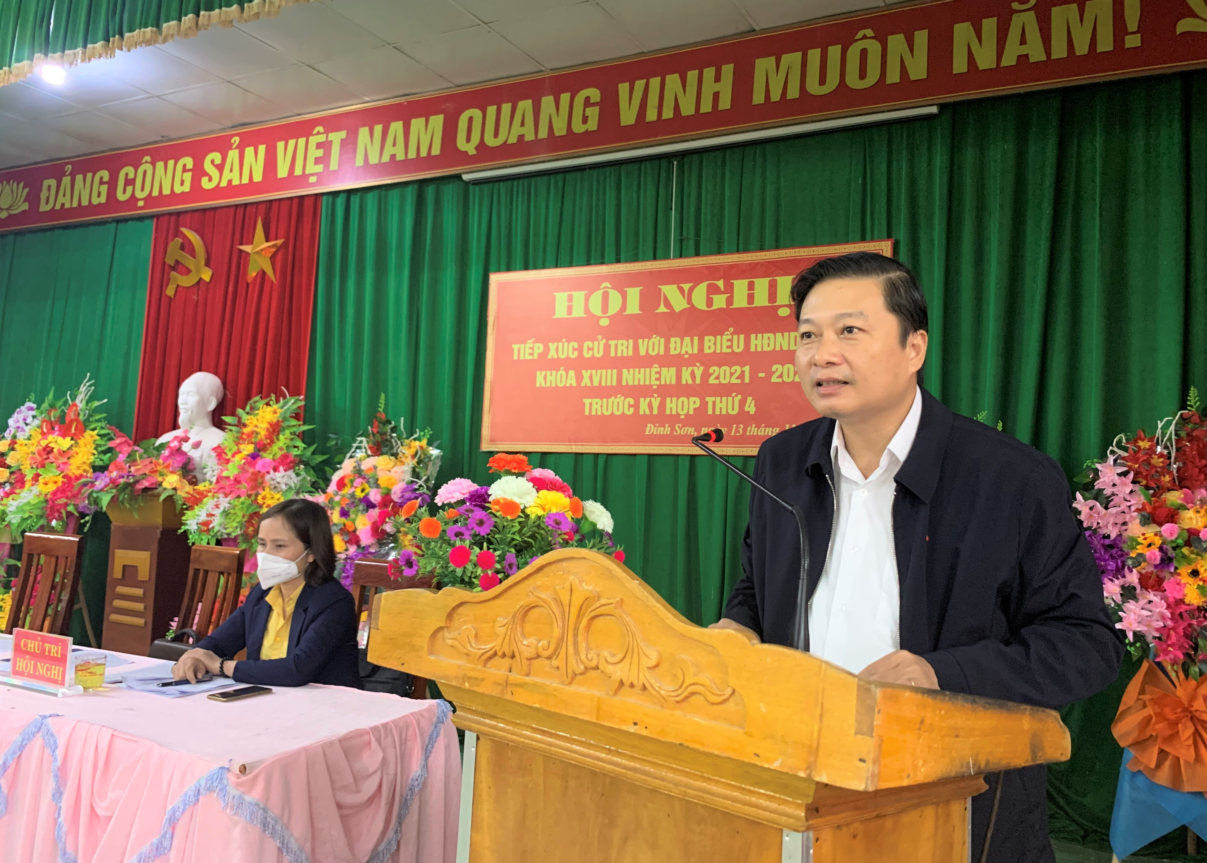Phó Chủ tịch Thường trực UBND tỉnh Lê Hồng Vinh phát biểu tại hội nghị. Ảnh: Thái Hiền