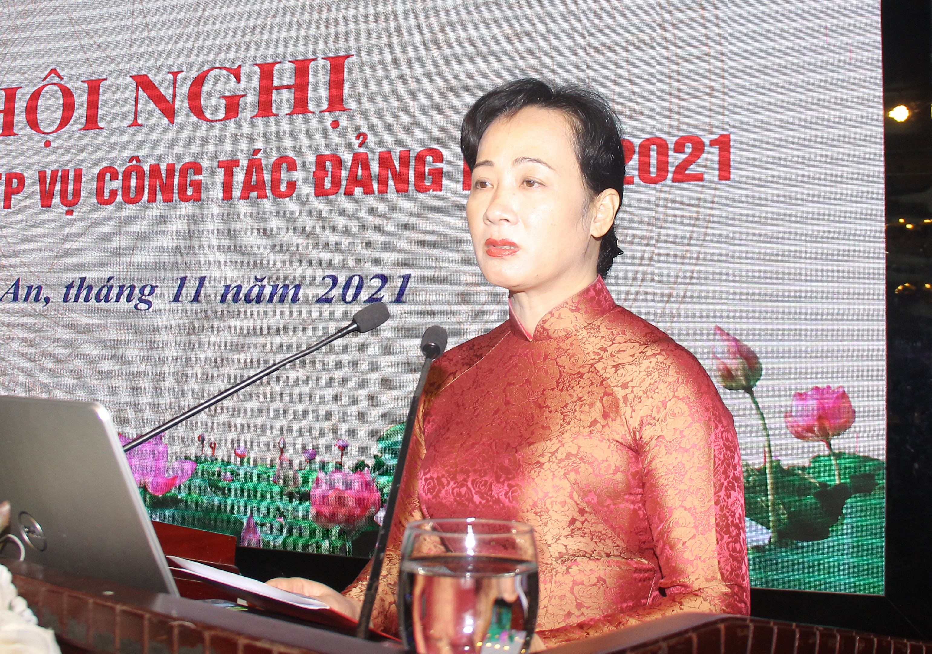 Đồng chí Phan Thị Hoan - Bí thư Đảng ủy khối Doanh nghiệp, thành viên Ban Kinh tế - Ngân sách HĐND tỉnh băn khoăn về chỉ tiêu chi đầu tư phát triển giai đoạn 
