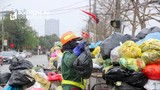 Công nhân môi trường xuyên Tết 'chiến đấu' với lượng rác thải khổng lồ