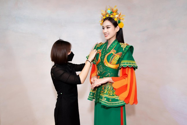 Đỗ Thị Hà thử trang phục lấy cảm hứng từ nữ tướng Bà Triệu cho phần thi Dance of the World.