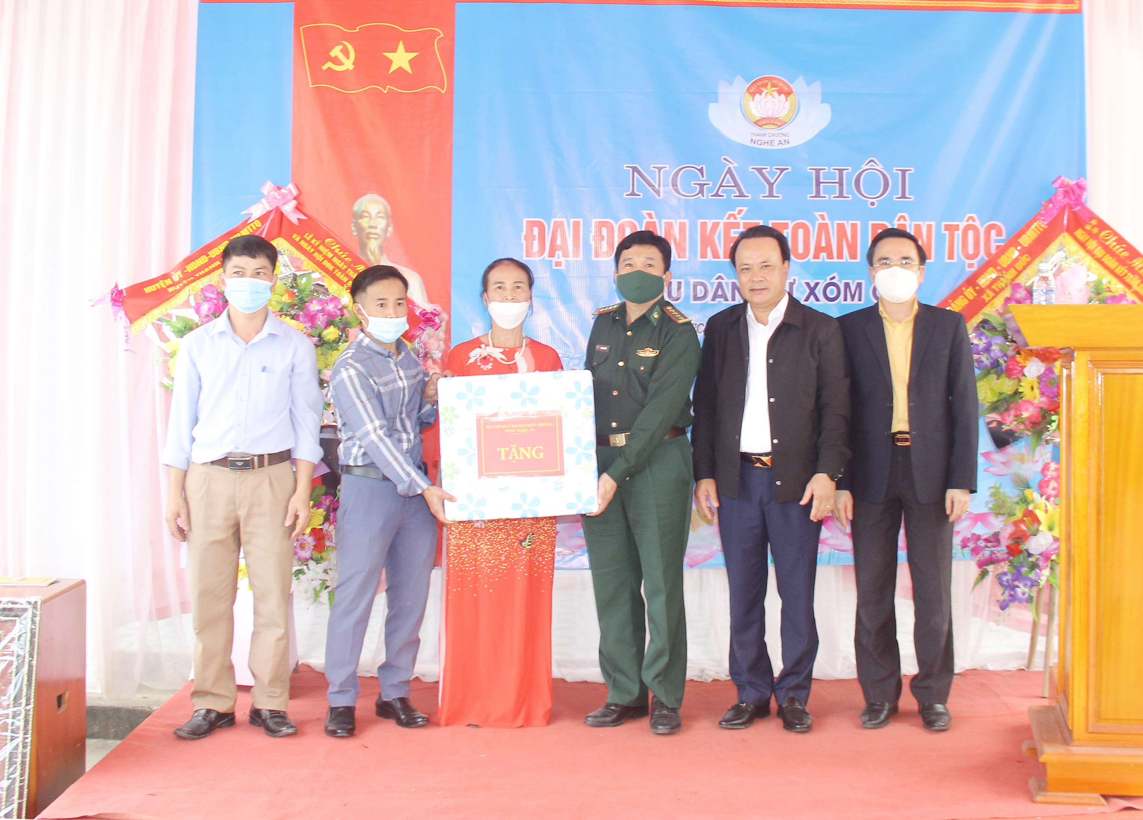 Lãnh đạo Bộ đội Biên phòng tỉnh tặng quà cho cán bộ, nhân dân xóm C3. Ảnh: Mai Hoa
