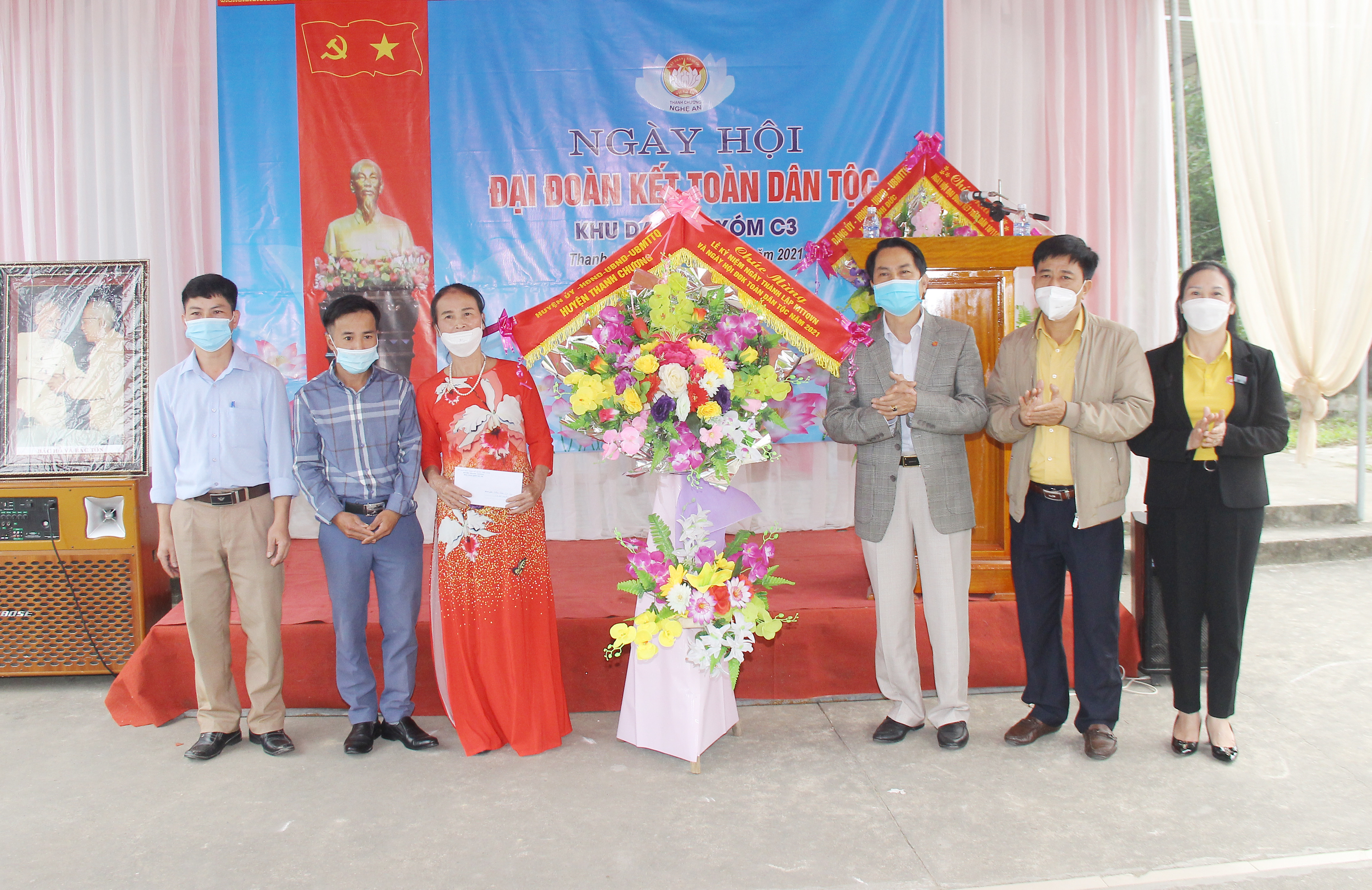 Lãnh đạo huyện Thanh Chương trao cây trồng cho Đồn Biên phòng Ngọc Lâm. Ảnh: Mai Hoa