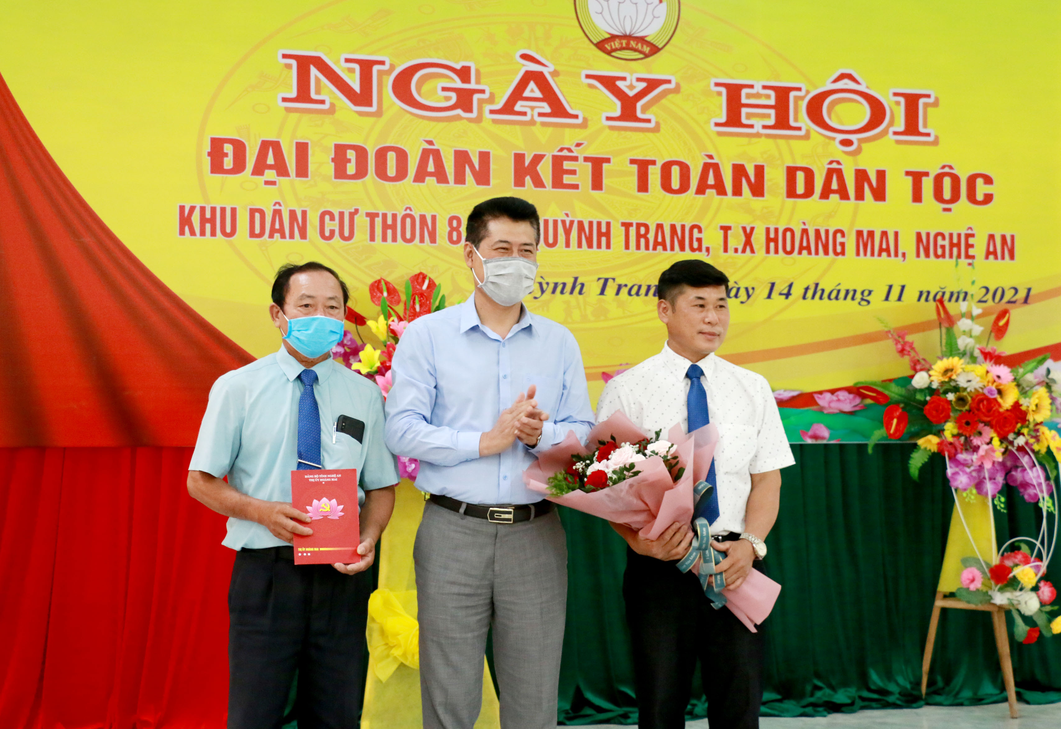 Đồng chí Lê Trường Giang trao quà của thị xã cho người dân thôn 8. Ảnh: MH