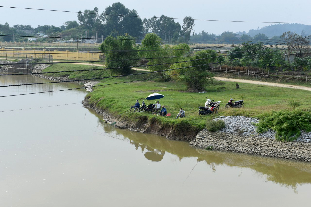 Ngay dưới khu vực cầu Phương Tích (giữa xã Nghi Hoa và xã Nghi Phương), nhiều người dân tập trung câu cá. Ảnh: Khánh Sơn