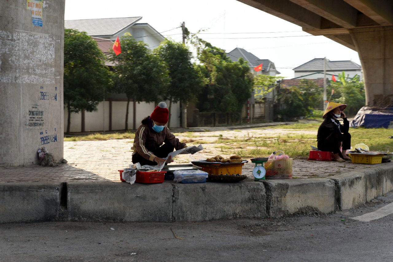 Tương tự, ngay dưới chân cầu vượt, ở thị trấn Quán Hành, hoạt động bán hàng rong vẫn tồn tại. Ảnh: Khánh Sơn