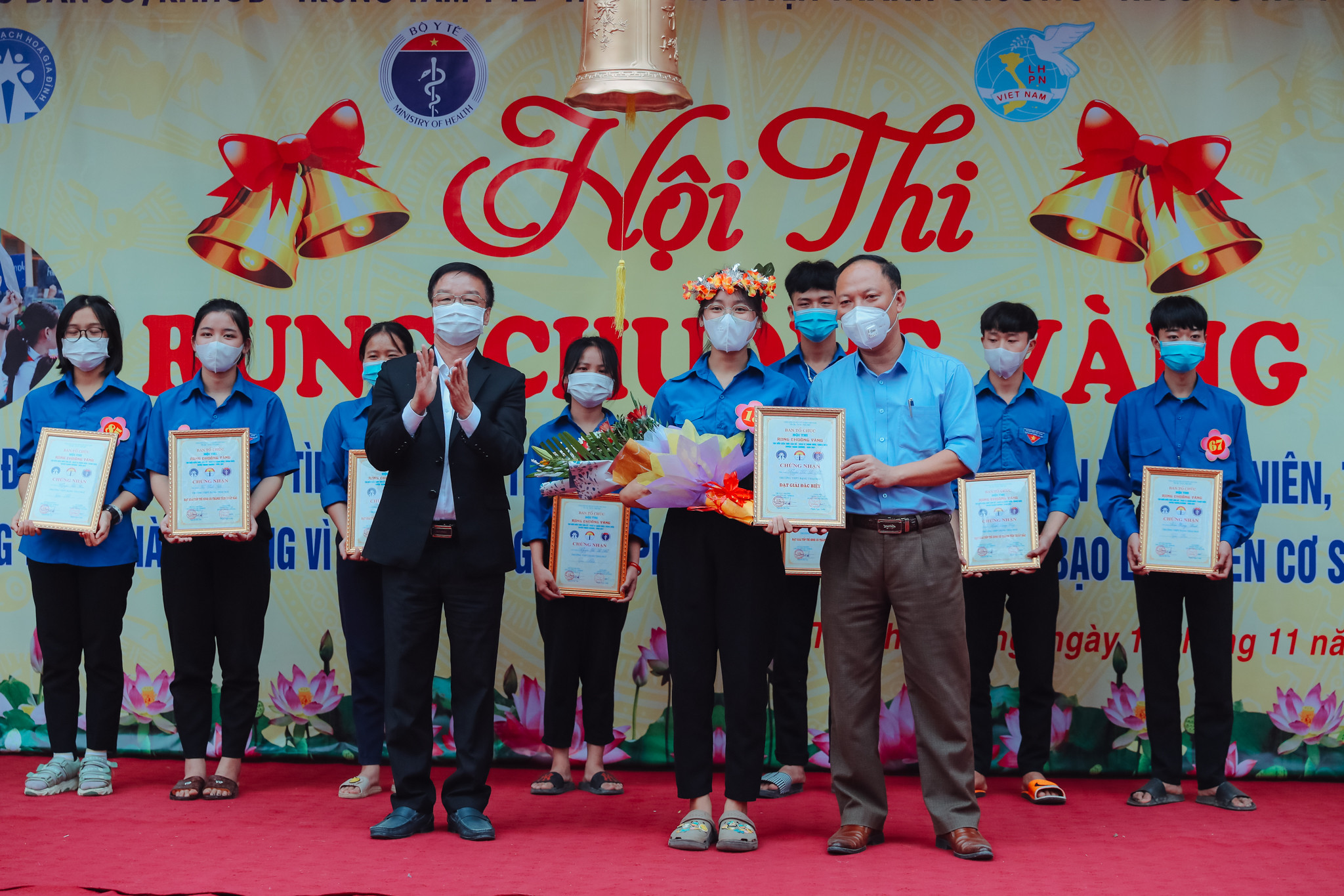 Ông Nguyễn Bá Tân – Chi cục trưởng Chi cục DS-KHHGĐ Nghệ An trao giải nhất cho thí sinh Nguyễn Thị Lê Na. Ảnh: Đức Anh