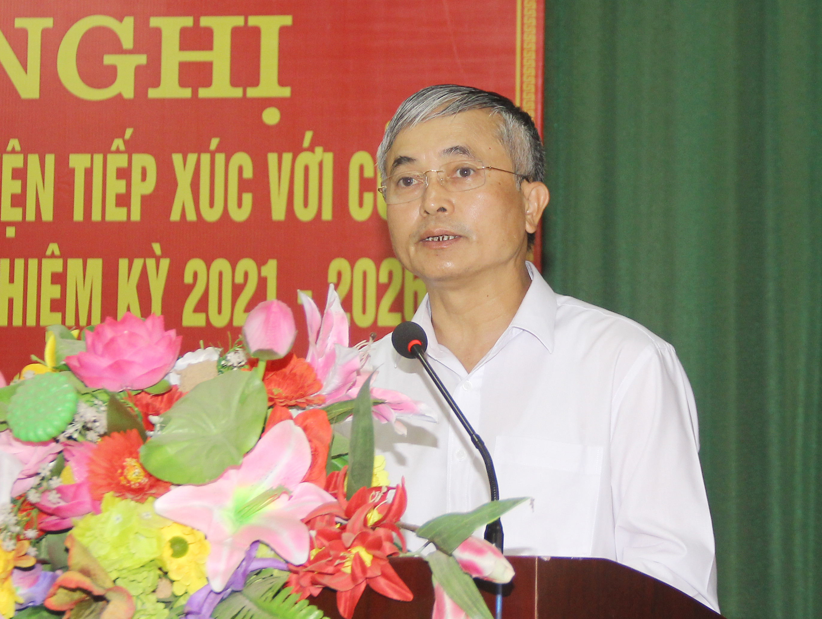 Phó Chủ tịch UBND tỉnh, Lê Ngọc Hoa giải trình các vấn đề cử tri quan tâm. Ảnh: Mai Hoa