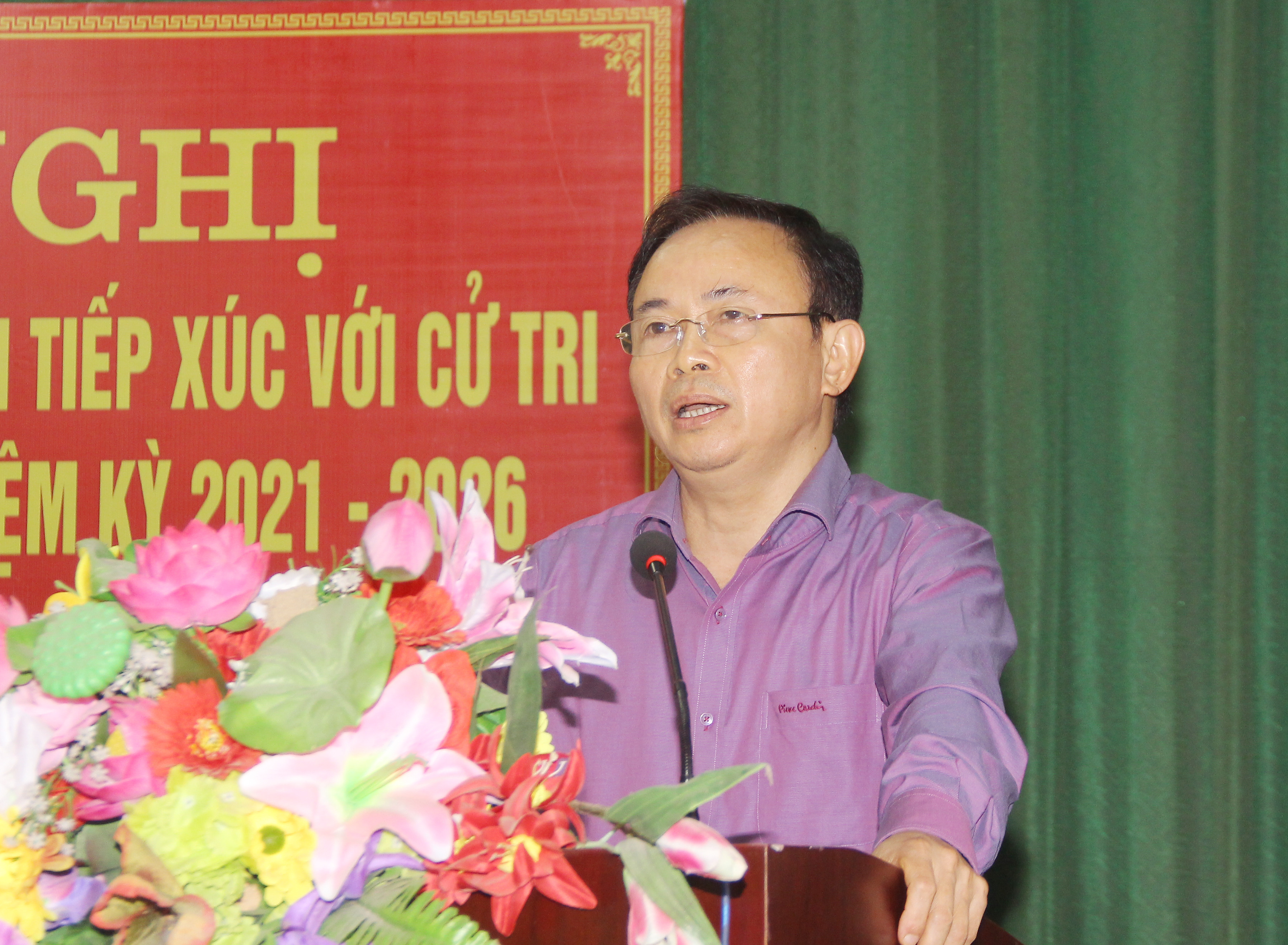 Phó Chủ tịch UBND huyện Thanh Chương, ông Nguyễn Hữu Hiền giải trình làm rõ nhiều vấn đề thuộc thẩm quyền. Ảnh: Mai Hoa