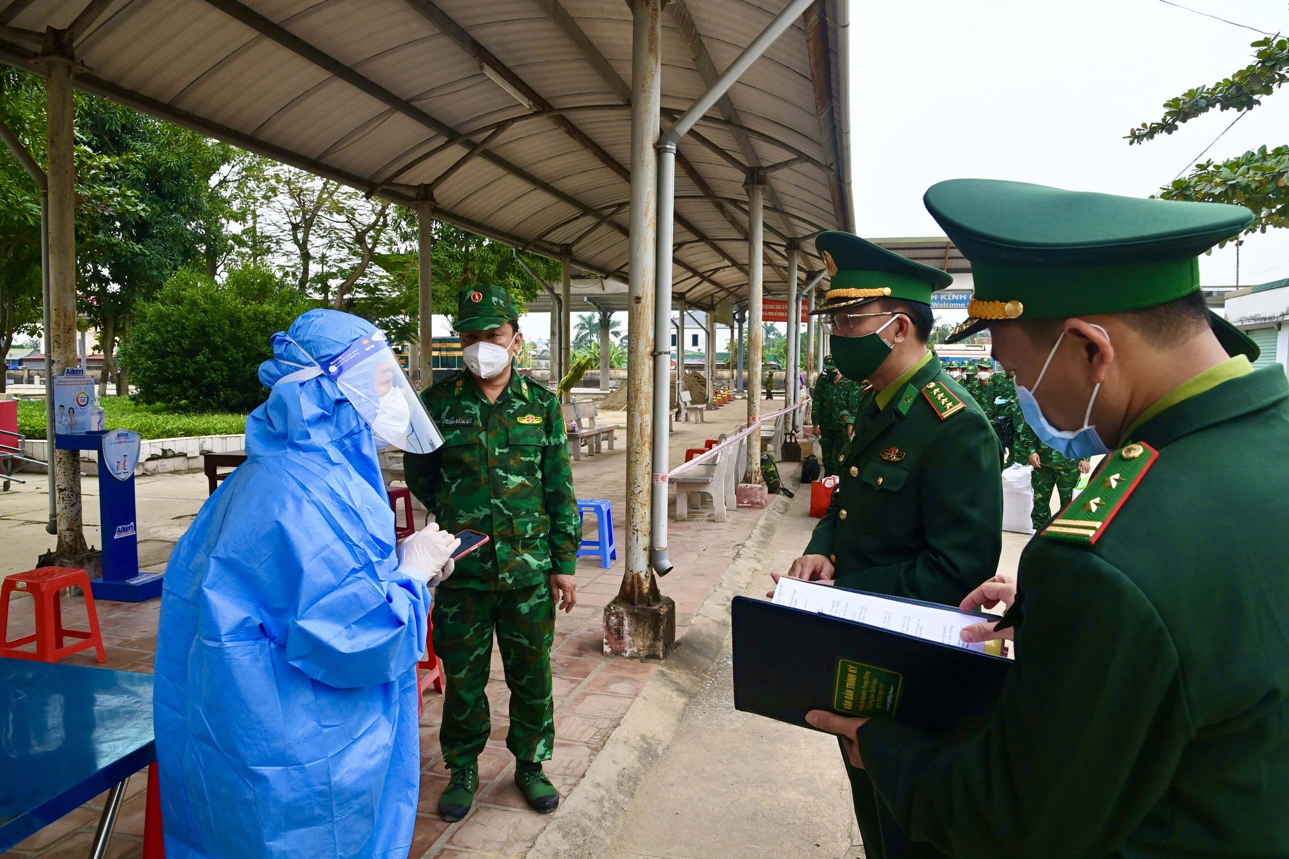 , Bộ Chỉ huy BĐBP tỉnh phối hợp với cán bộ y tế ga Vinh thực hiện khai báo y tế và các mặt công tác PCD cho đoàn quân y BĐBP tăng cường theo quy định.