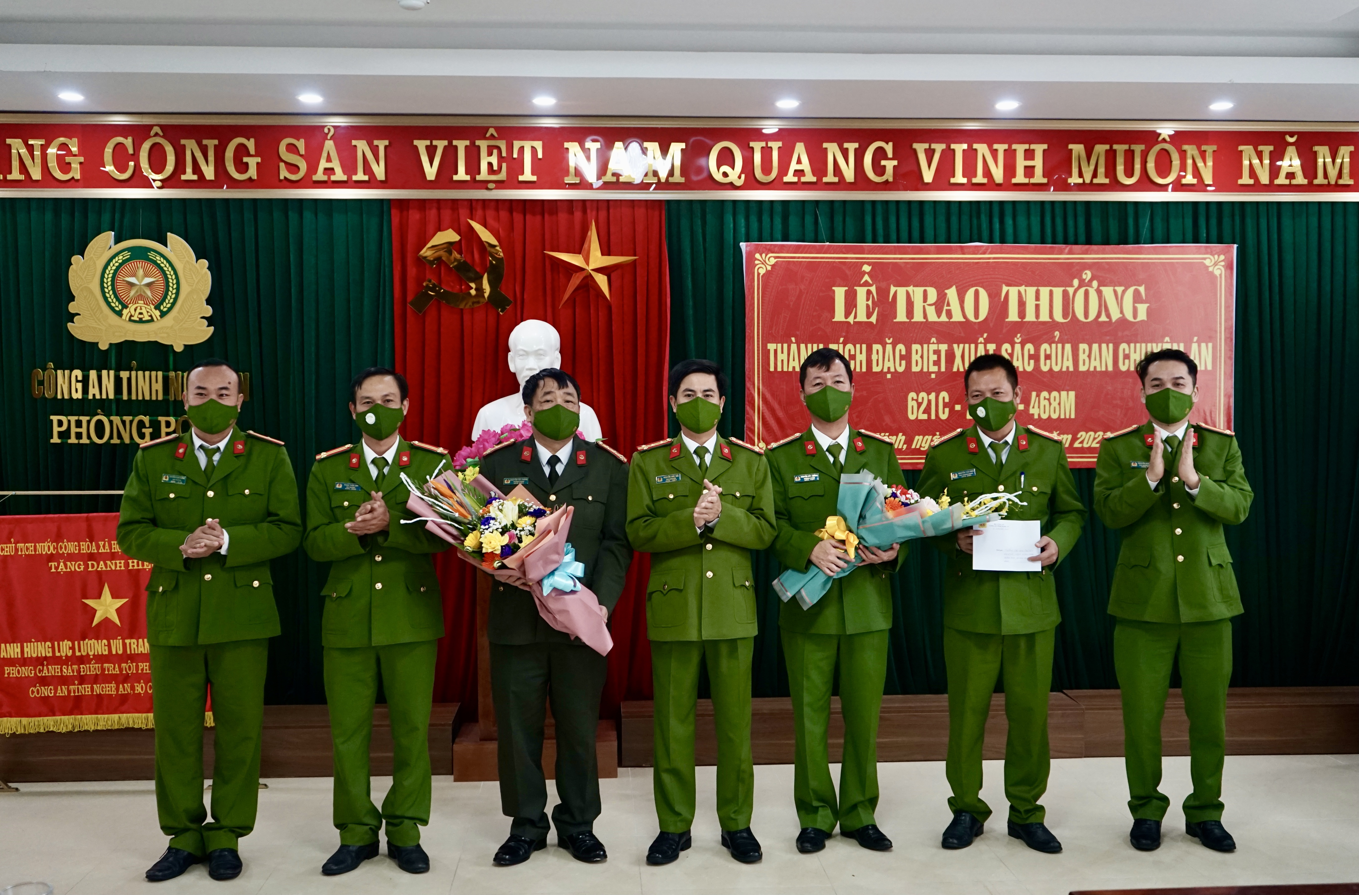 Đồng chí Đại tá Nguyễn Đức Hải, Phó Giám đốc Công an tỉnh chúc mừng và trao thưởng cho Đại diện các ban chuyên án.