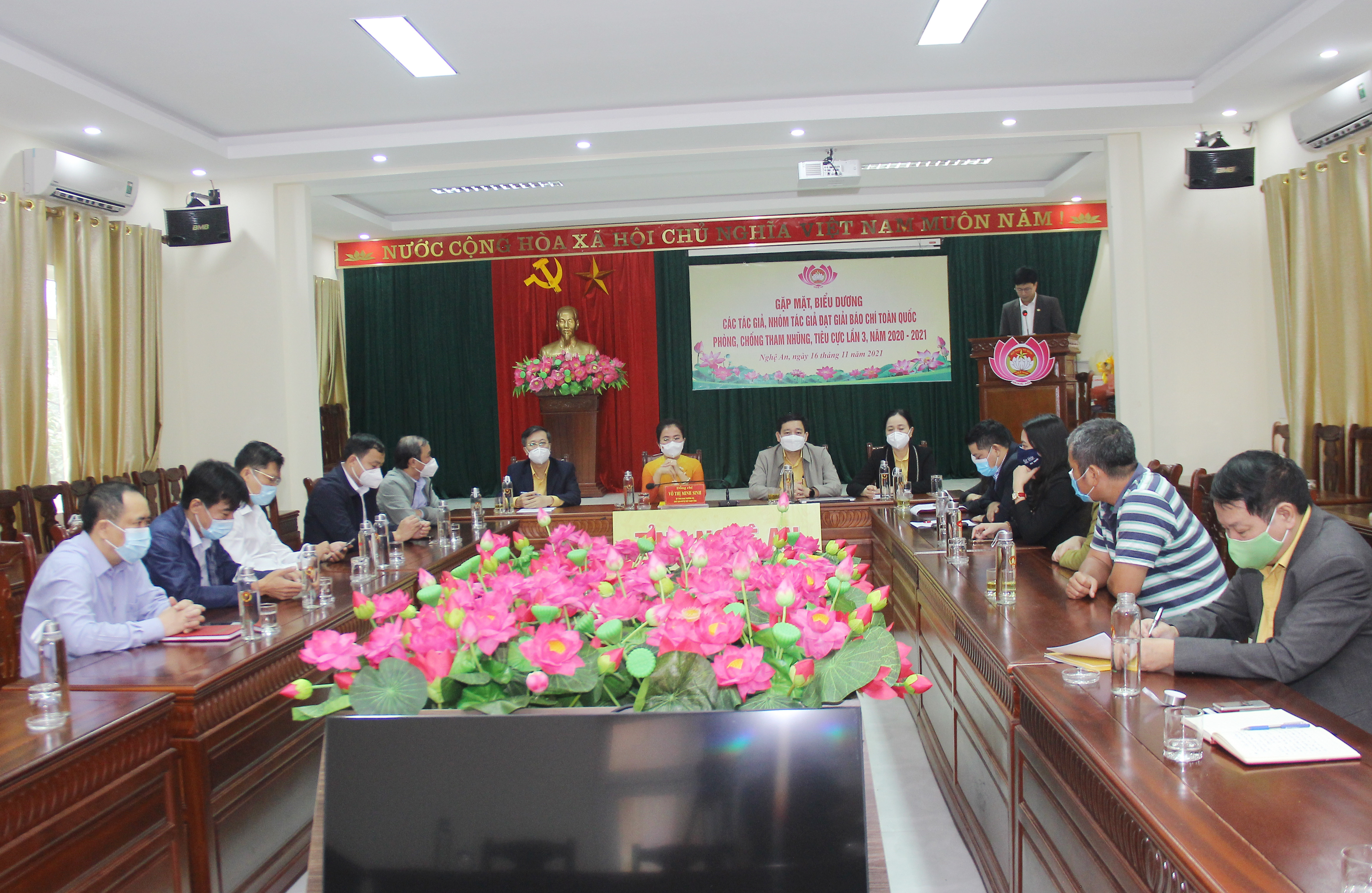 Sáng 16/11, Ban Thường trực Ủy ban MTTQ Việt Nam tỉnh Nghệ An tổ chức gặp mặt các nhóm tác giả, tác giả đạt Giải báo chí toàn quốc phòng chống tham nhũng tiêu cực lần thứ 3 năm 2020 - 2021.