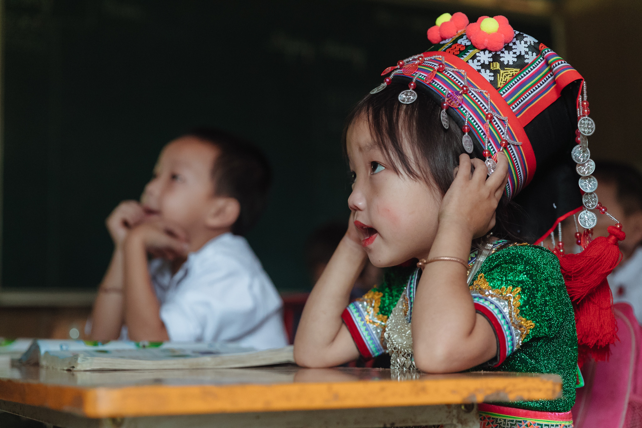 Các em học sinh người Mông chăm chỉ nghe thầy Toàn giảng bài. Ảnh: Đức Anh