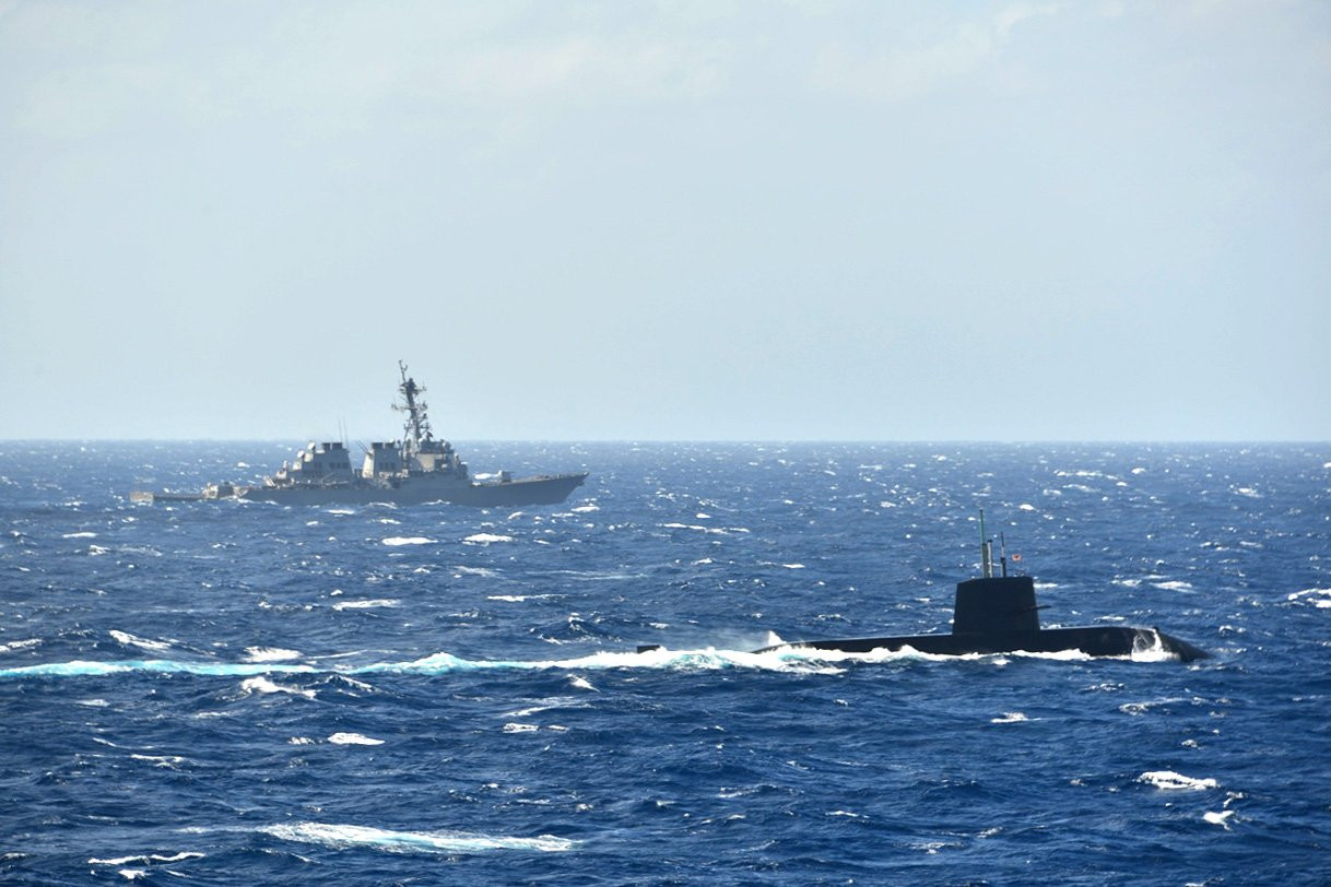 Tàu khu trục USS Milius và một tàu ngầm của JMSDF ngày 16/11. Ảnh: JMSDF
