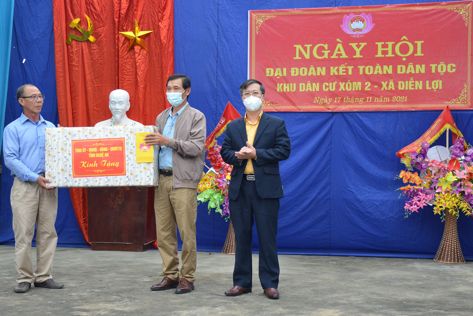 Lãnh đạo Ủy ban MTTQ tỉnh trao quà cho cán bộ nhân dân xóm 2. Ảnh: Thành Chung