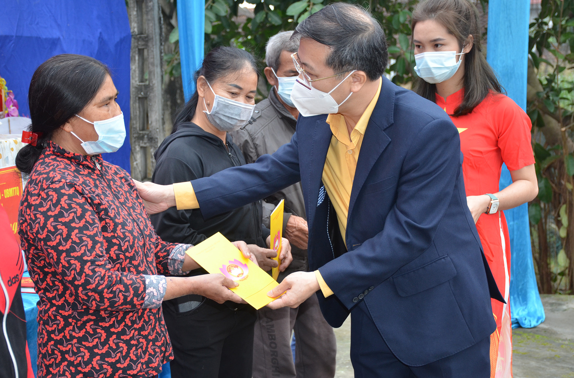 Trao quà cho các hộ khó khăn ở xã Diễn Lợi, huyện Diễn Châu. Ảnh: Thành Chung