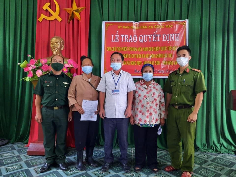Chính quyền xã Đoọc mạy ( Kỳ Sơn) tổ chức lễ trao quốc tịch cho hai phụ nữ Lào cư trú trên địa bàn.Ảnh: CSCC