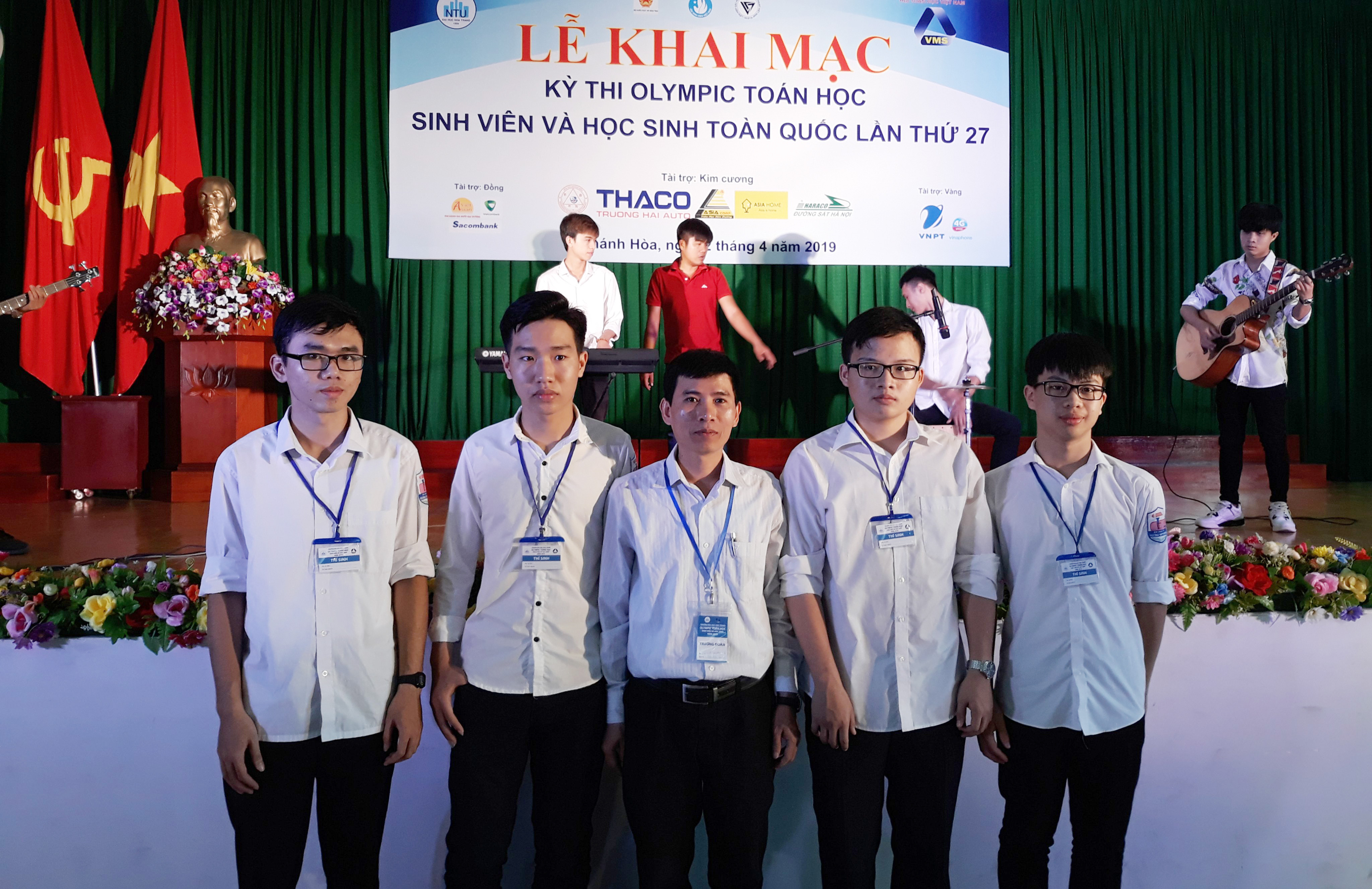 Thầy giáo Lê Xuân Sơn và các học trò tại Kỳ thi Olympic Toán học sinh viên và học sinh toàn quốc. Ảnh: MH