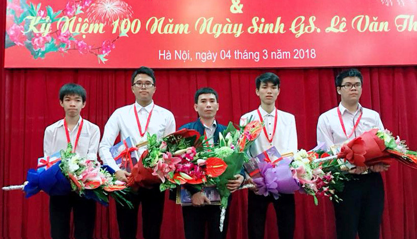 Thầy giáo Lê Xuân Sơn và các học sinh được nhận giải thưởng Toán học Lê Văn Thiêm.