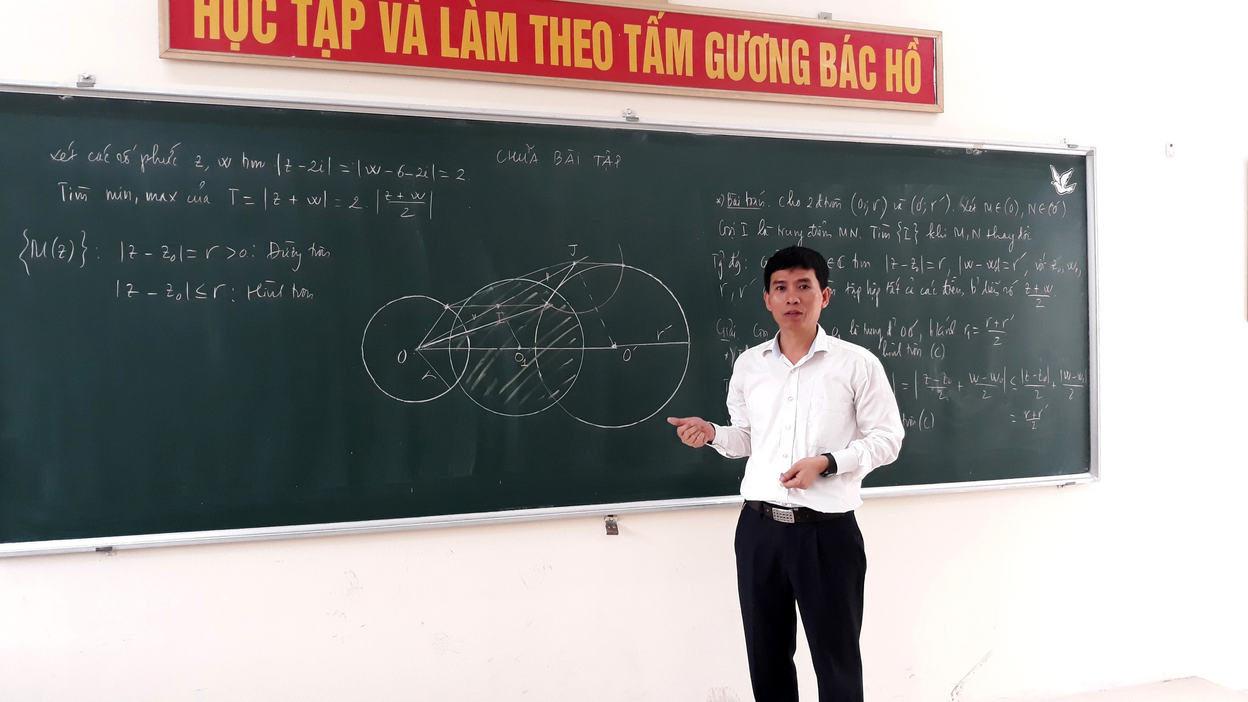 Tiến sỹ Lê Xuân Sơn đã có gần 30 năm gắn bó với Trường THPT chuyên Đại học Vinh và có hàng chục học sinh đạt giải cao tại các Kỳ thi học sinh giỏi quốc gia, quốc tế. Ảnh: MH