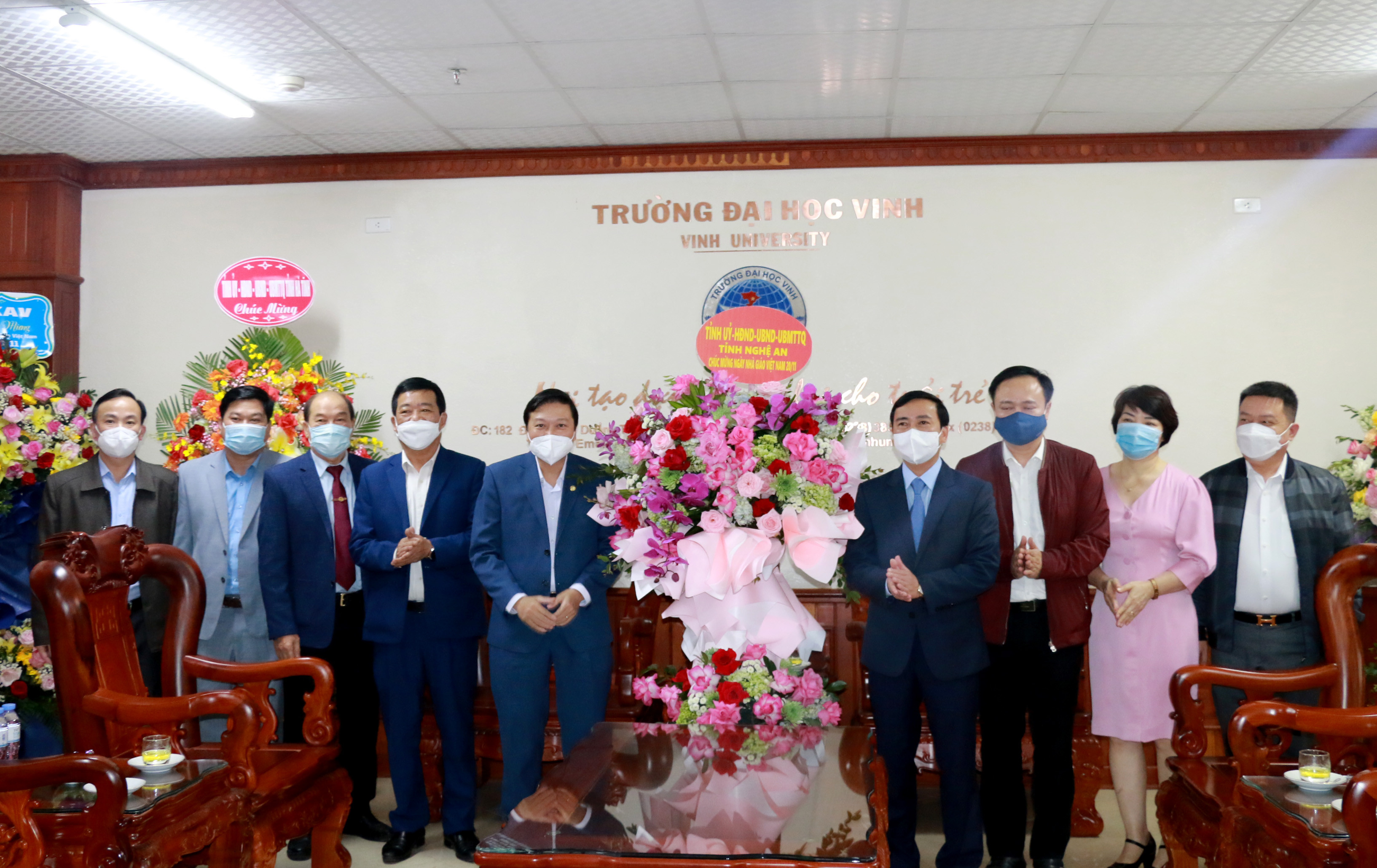 Đồng chí Lê Hồng Vinh tặng hoa chúc mừng Trường Đại học Vinh. Ảnh: MH