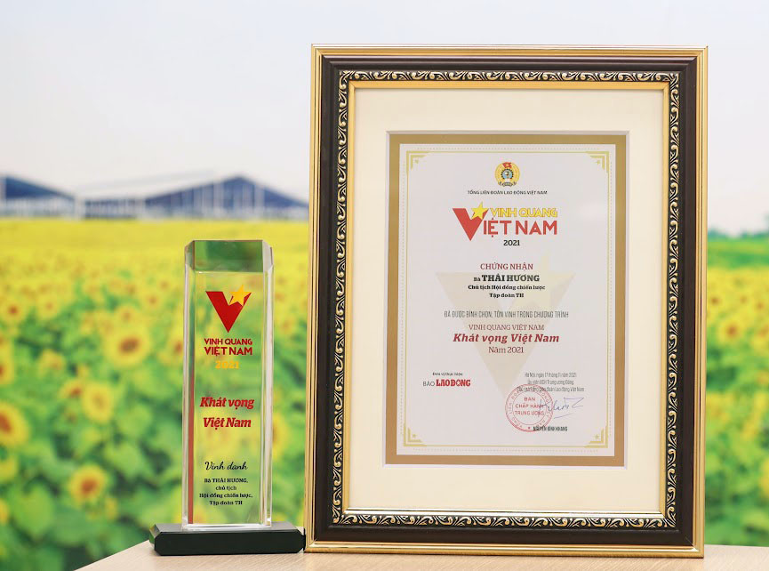 Cúp và chứng nhận của chương trình Vinh quang Việt Nam được trao tặng tới AHLĐ Thái Hương. Ảnh: PV