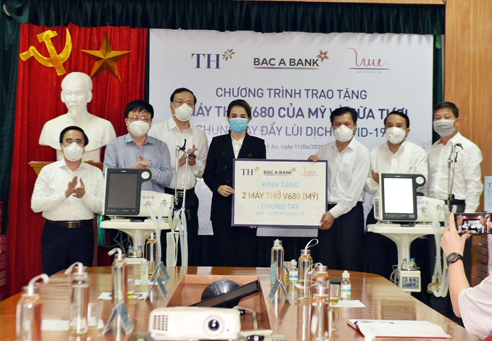Tập đoàn TH, Ngân hàng Bắc Á thông qua Quỹ Vì tầm vóc Việt trao tặng Nghệ An máy thở để phòng chống dịch bệnh Covid-19. Ảnh: Phú Hương