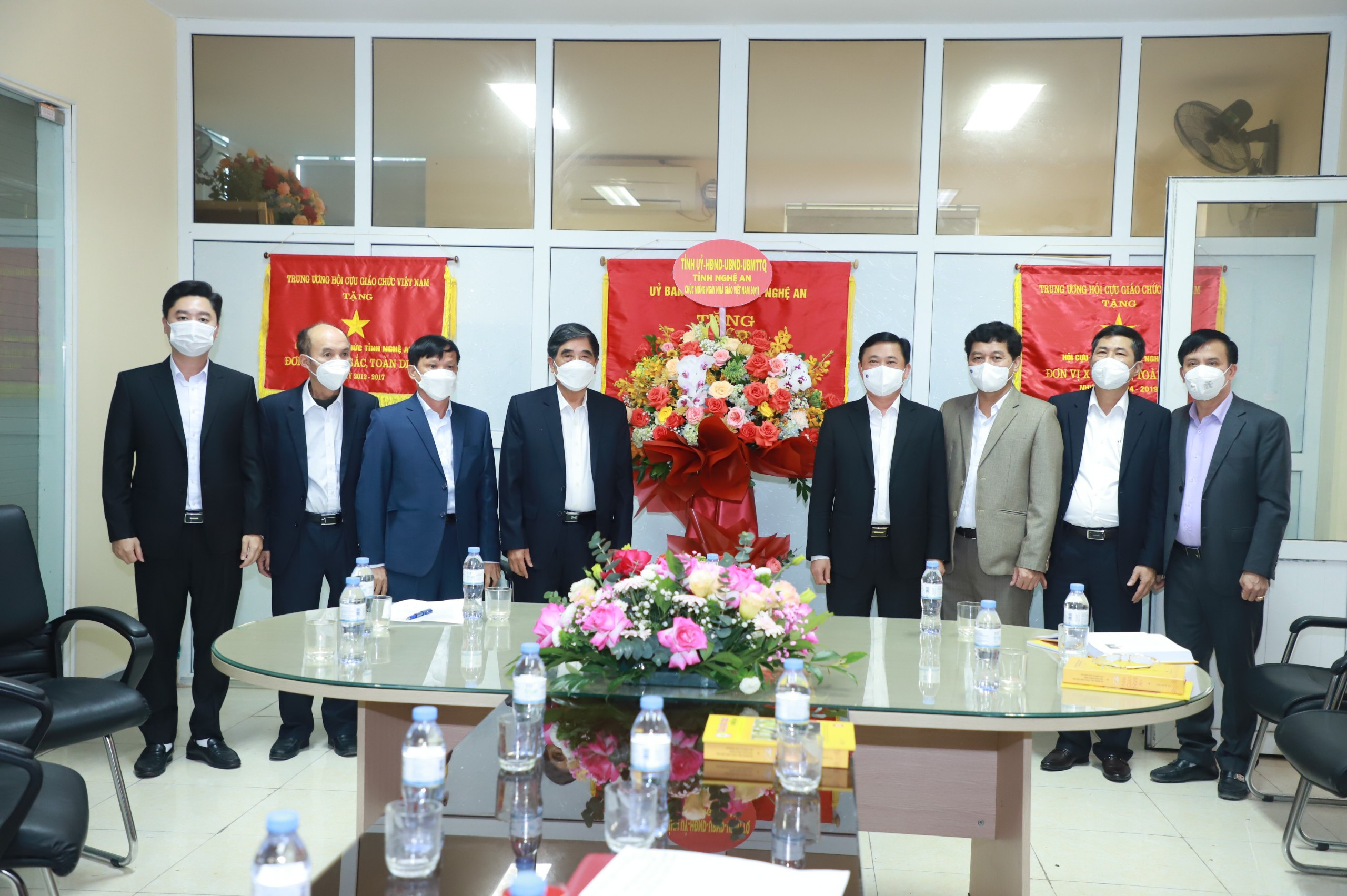Đoàn công tác của tỉnh tặng hoa chúc mừng Hội Cựu giáo chức nhân ngày Nhà giáo Việt Nam. Ảnh: Thành Duy 
