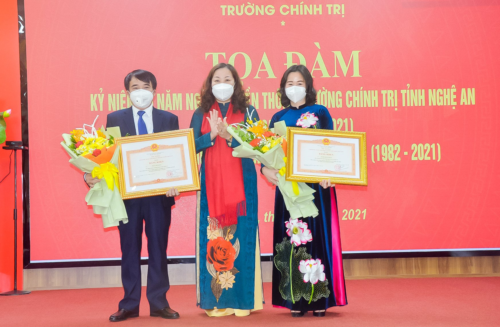 Đồng chí Nguyễn Thị Thu Hường trao Bằng khen của Thủ tướng Chính phủ 