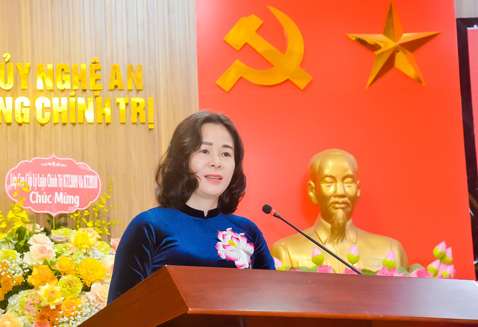 Đồng chí Lê Thị Hoài Chung - Hiệu trưởng Trường Chính trị tỉnh phát biểu tại buổi lễ. Ảnh: Thanh Lê