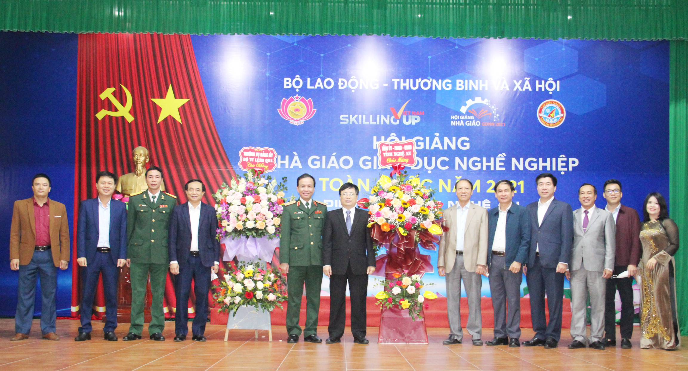 Đại diện lãnh đạo Quân khu 4 và lãnh đạo tặng hoa chúc mừng các nhà giáo nhân ngày Nhà giáo Việt Nam 20/11. Ảnh: Thanh Nga
